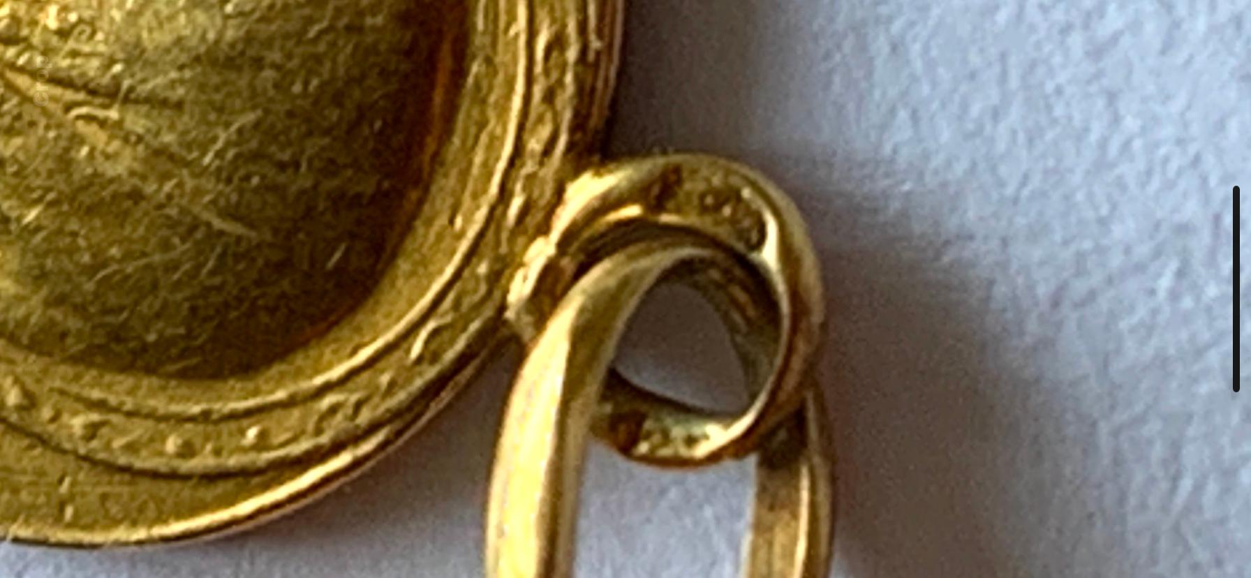 Antiguo Colgante Virgen María francesa de oro de 18 ct firmado en venta 7