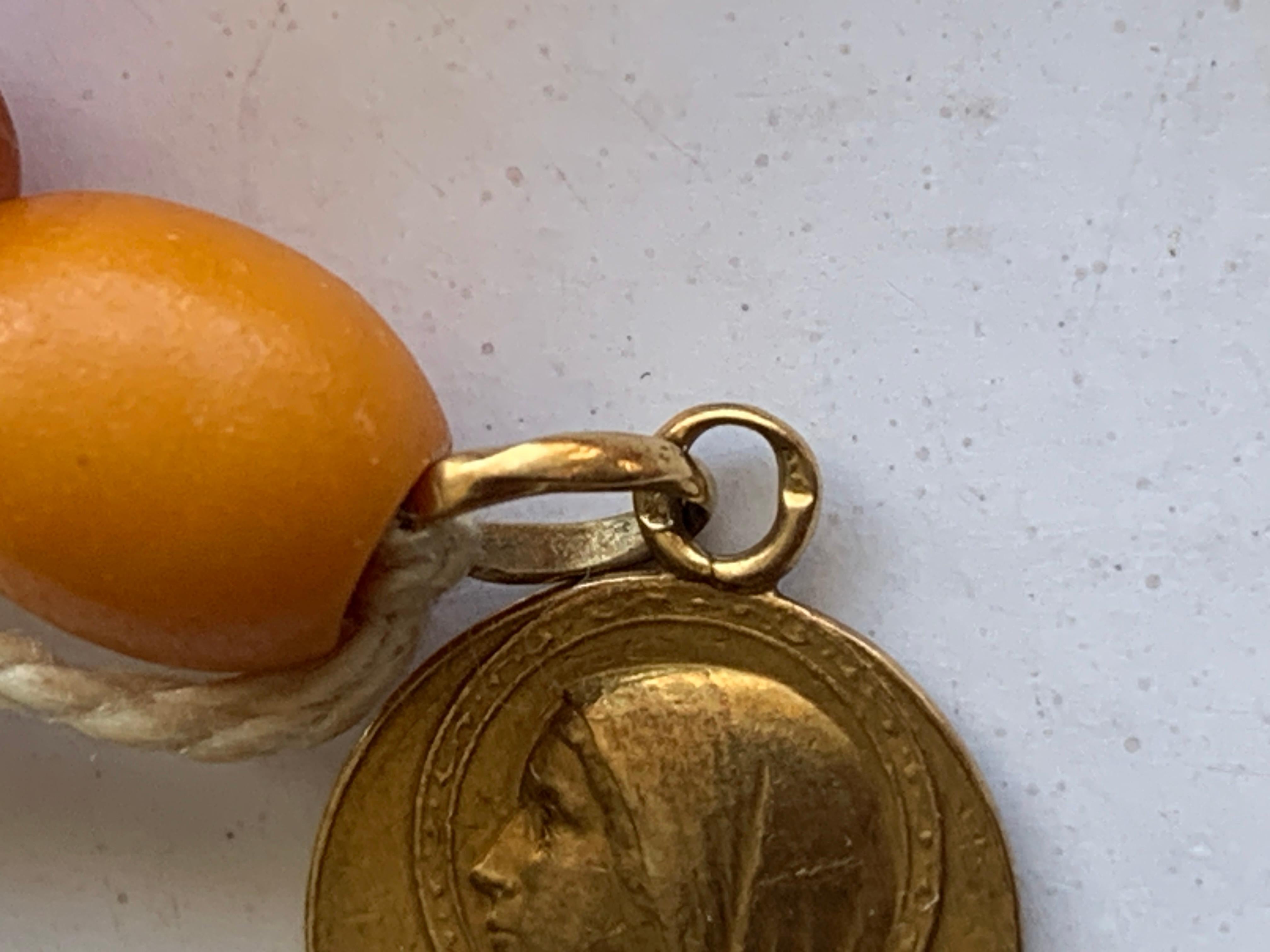 Antiguo Colgante Virgen María francesa de oro de 18 ct firmado en venta 8