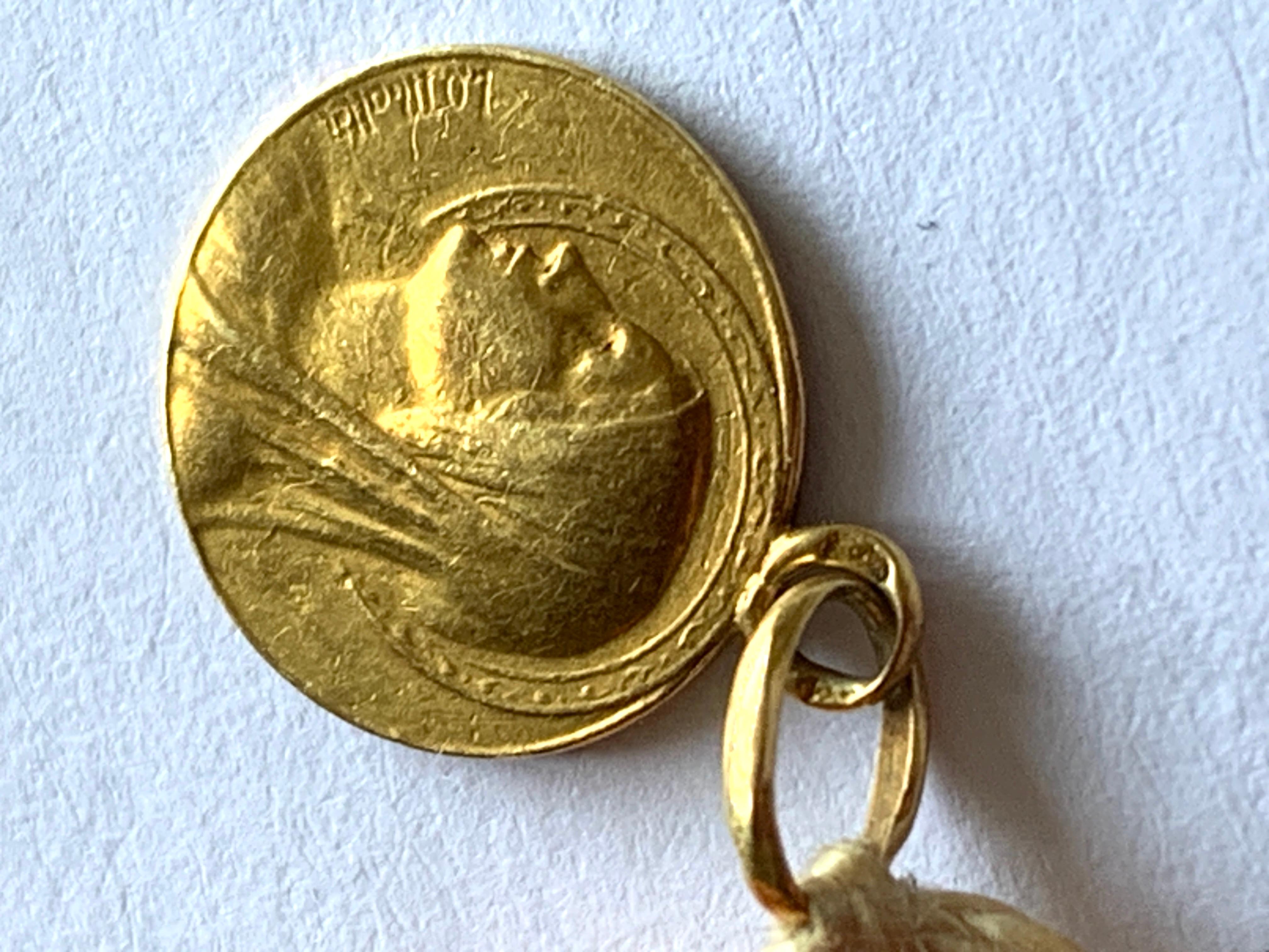 Antiguo Colgante Virgen María francesa de oro de 18 ct firmado en venta 9