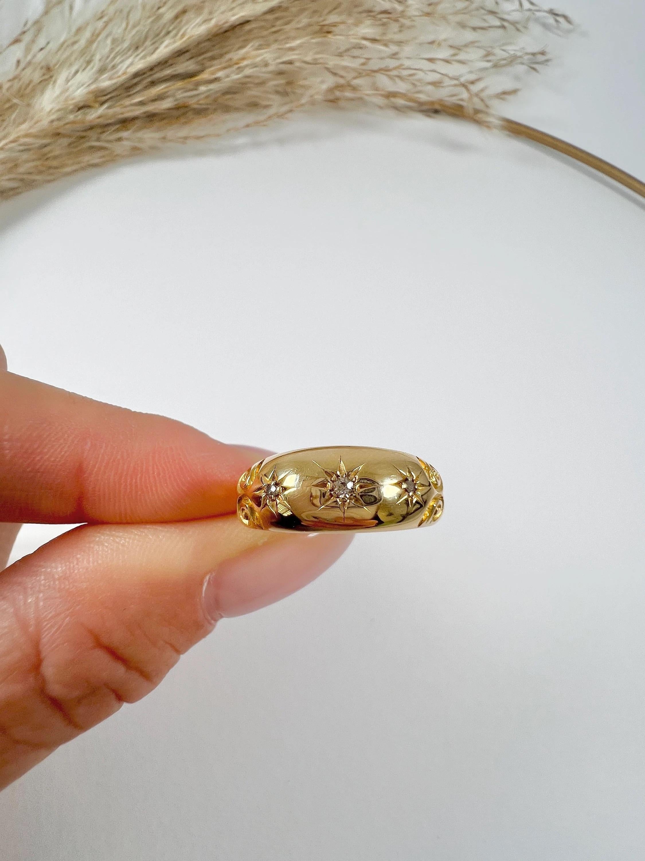 Anillo Gitano Diamante Antiguo

Oro 18ct Estampado 

Hallmarked Chester 1903

Marca de fábrica S U

Presentamos un impresionante anillo de banda eduardiano de oro amarillo de 18 ct con tres diamantes naturales engastados en estrella. Los diamantes