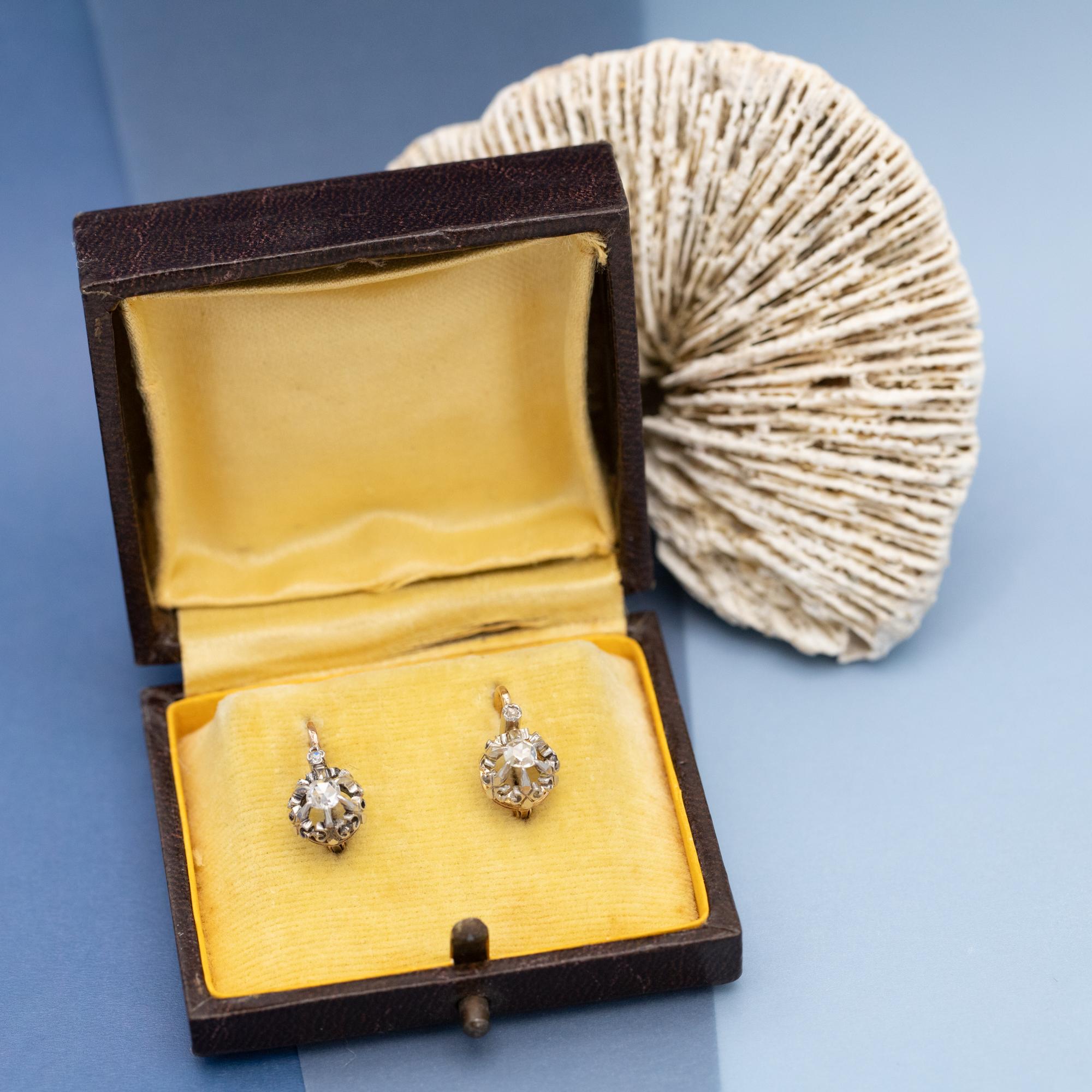 Se venden estos magníficos pendientes franceses Napoleón III. Estos pendientes dormeuse (también llamados dormilonas) de oro amarillo y plata de 18 quilates están decorados con adornos en forma de flor de lis, pequeños diamantes talla rosa y