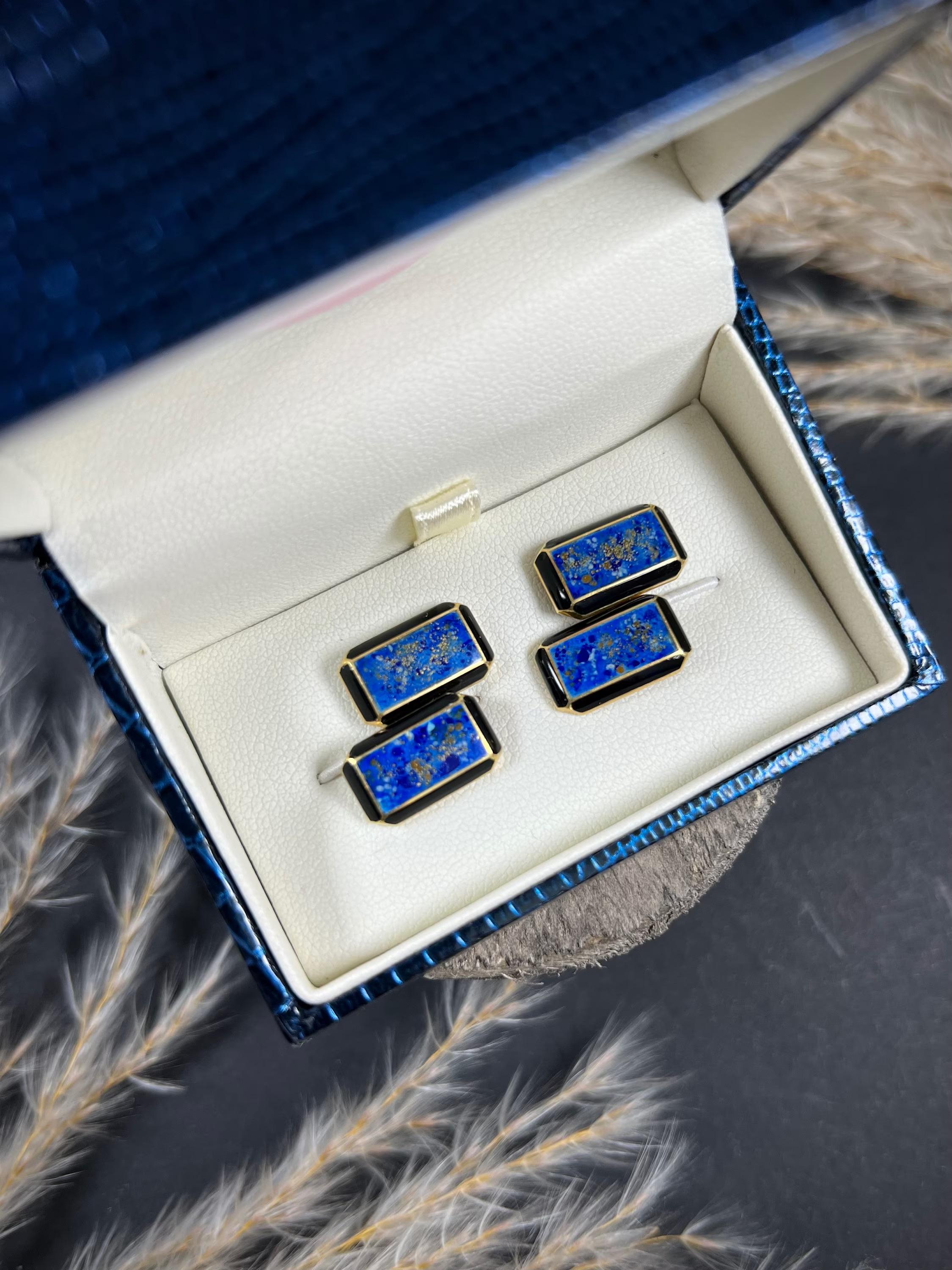 Antique Cufflinks 

18ct Gold Stamped 750

Circa 1920’s

Fabulous, Art Deco rectangular shaped cufflinks. Set on both sides with lovely, lapis lazuli centres & a black enamel border. Would make a lovey gift! 

Measure approx height 15mm & width