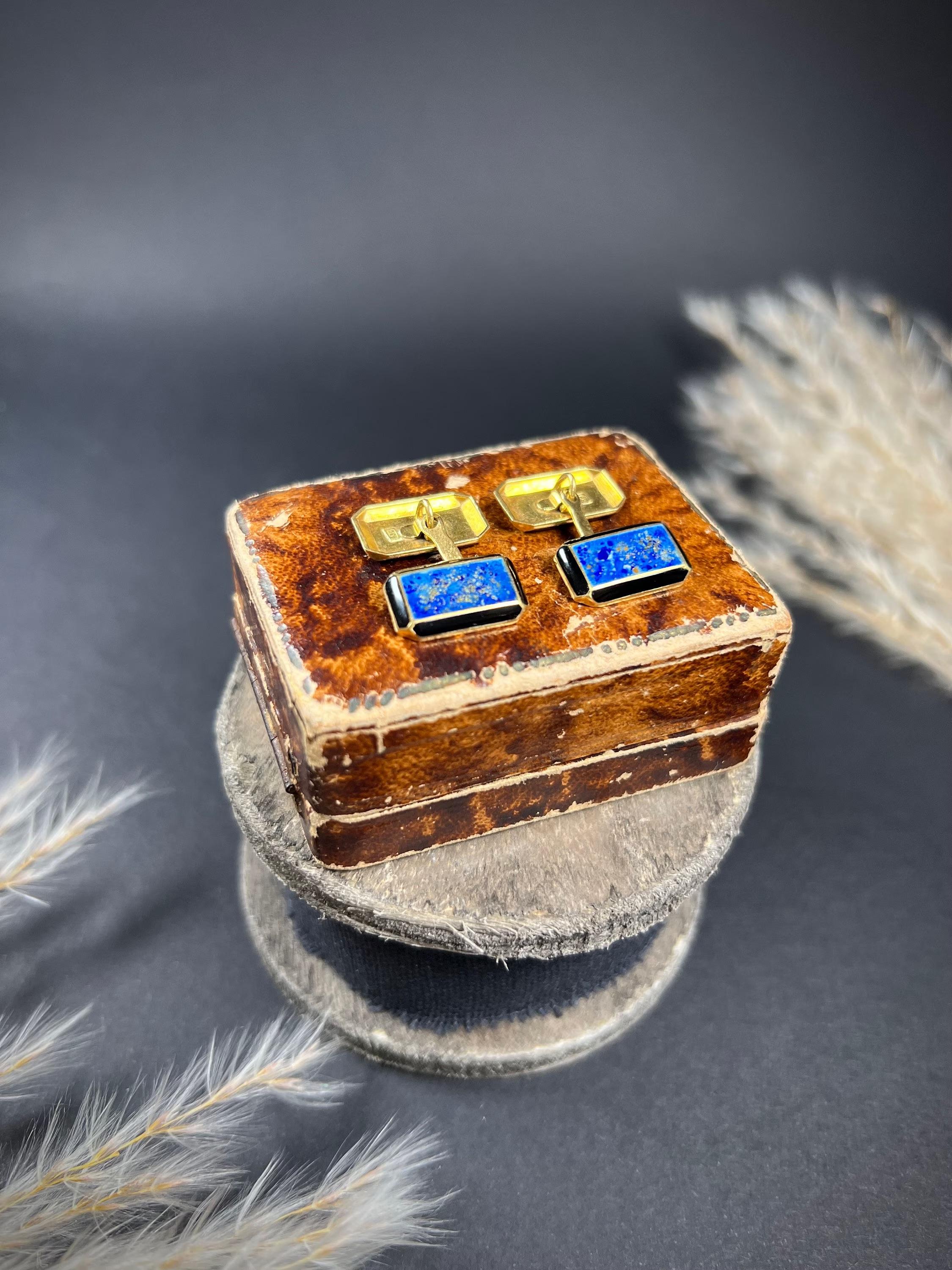 Taille émeraude Boutons de manchette art déco ancien en or 18 carats et lapis-lazuli en vente