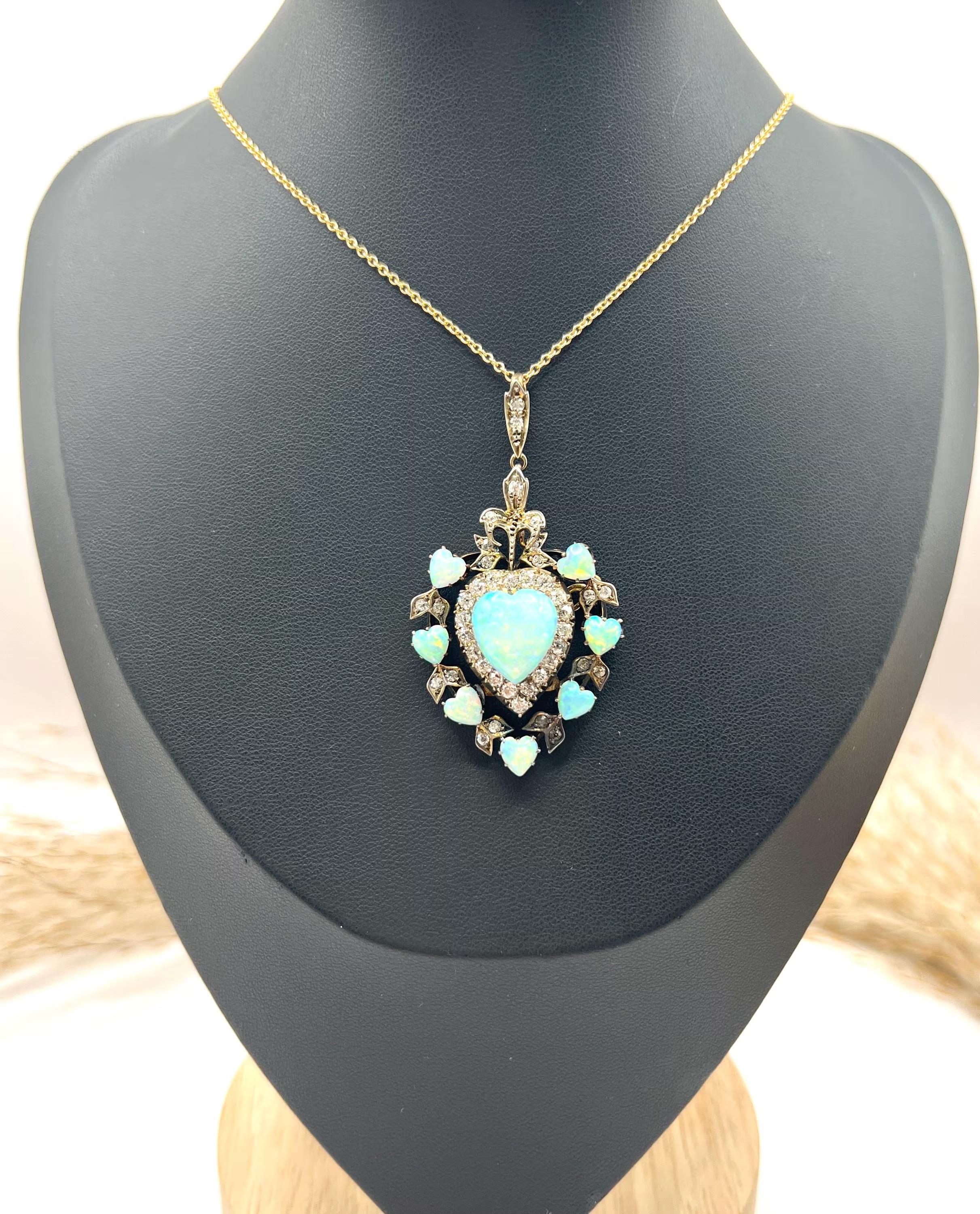 Antique 18ct Gold, Large Early Victorian Opal & Diamond Heart Pendant Corte de corazón en venta