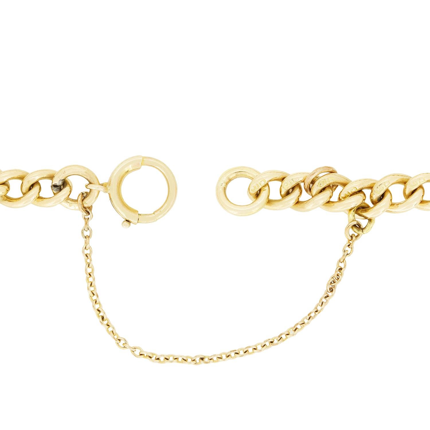 Risalente all'inizio del secolo, questo antico bracciale a maglie è realizzato in oro giallo 18 carati. Con una lunghezza di 17 cm, il braccialetto è incredibilmente indossabile e la catena di sicurezza è utilizzata per una maggiore sicurezza. Ogni