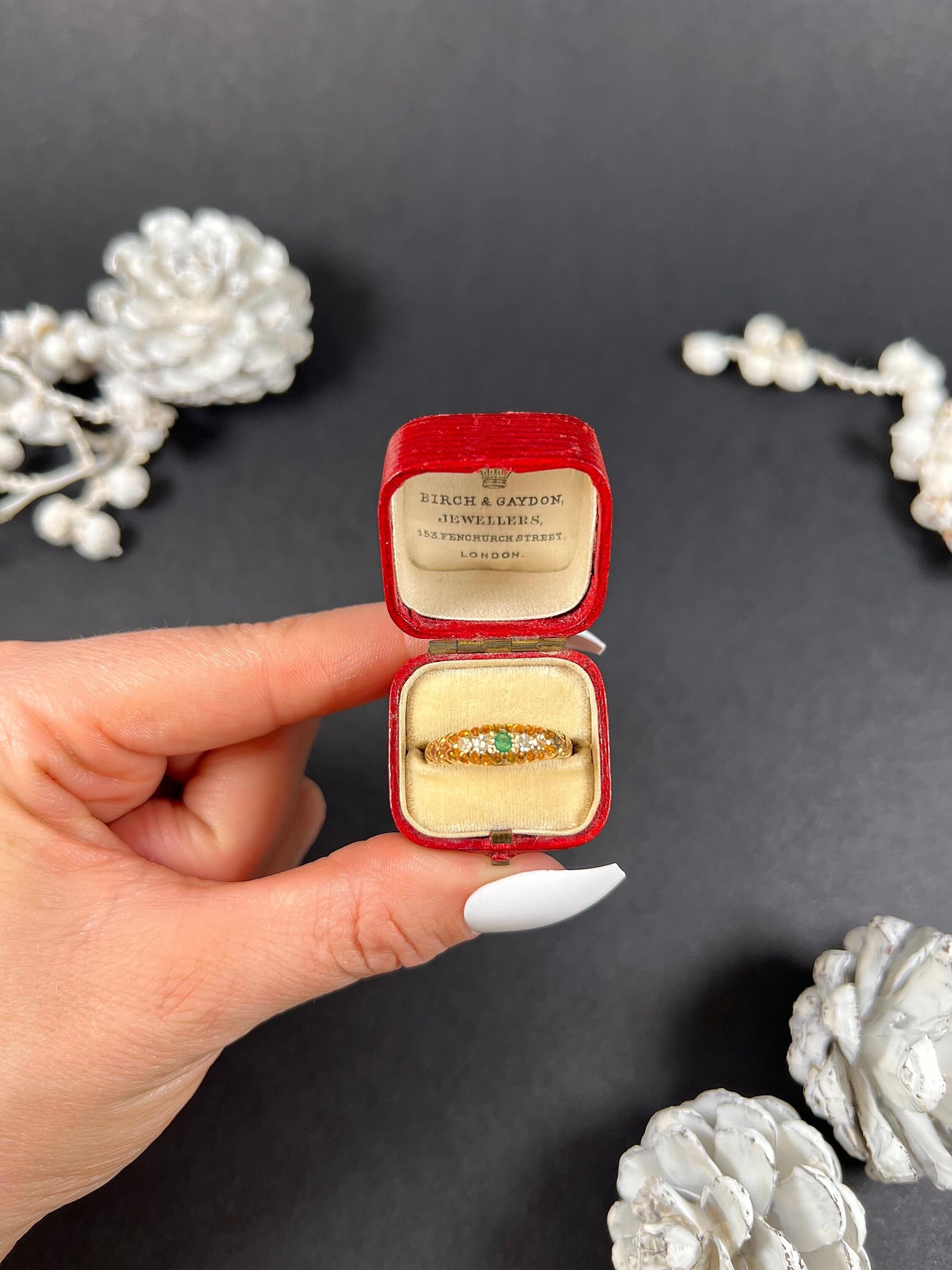 Antique 18ct Gold London Hallmarked, Edwardian 5 Stone Emerald & Diamond Ring In Good Condition For Sale In Brighton, GB