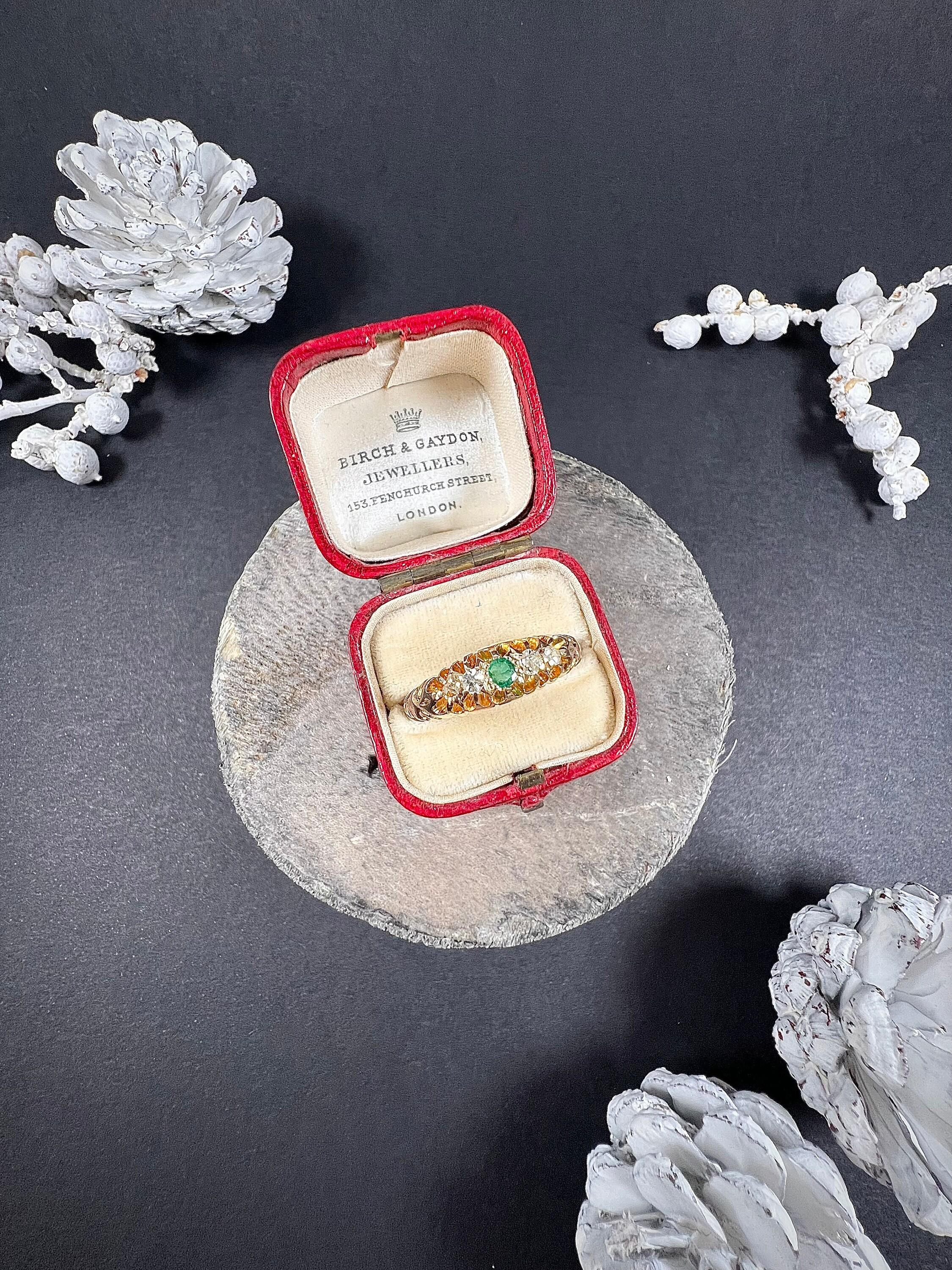 Antique 18ct Gold London Hallmarked, Edwardian 5 Stone Emerald & Diamond Ring For Sale 3