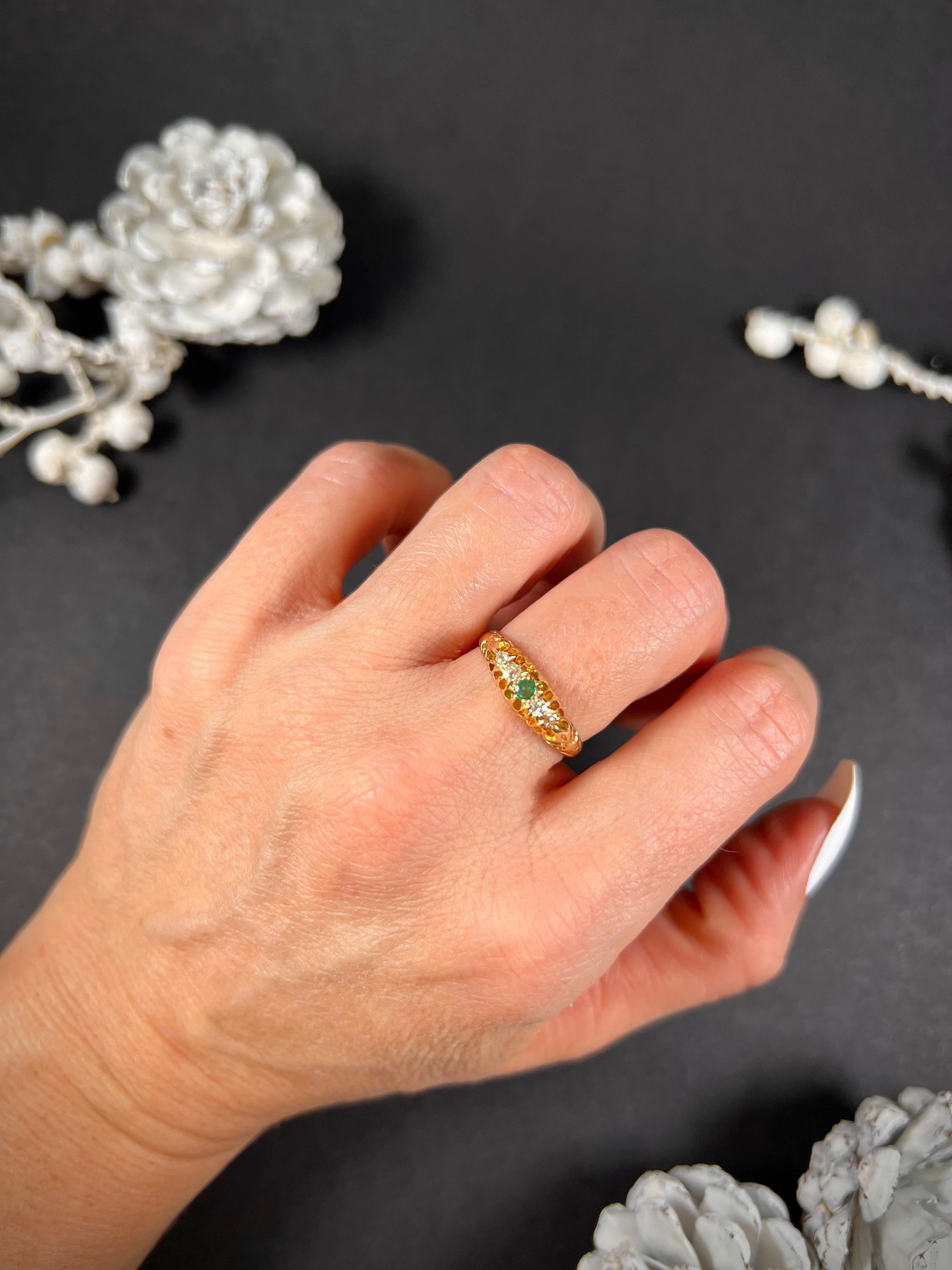 Antique 18ct Gold London Hallmarked, Edwardian 5 Stone Emerald & Diamond Ring For Sale 4