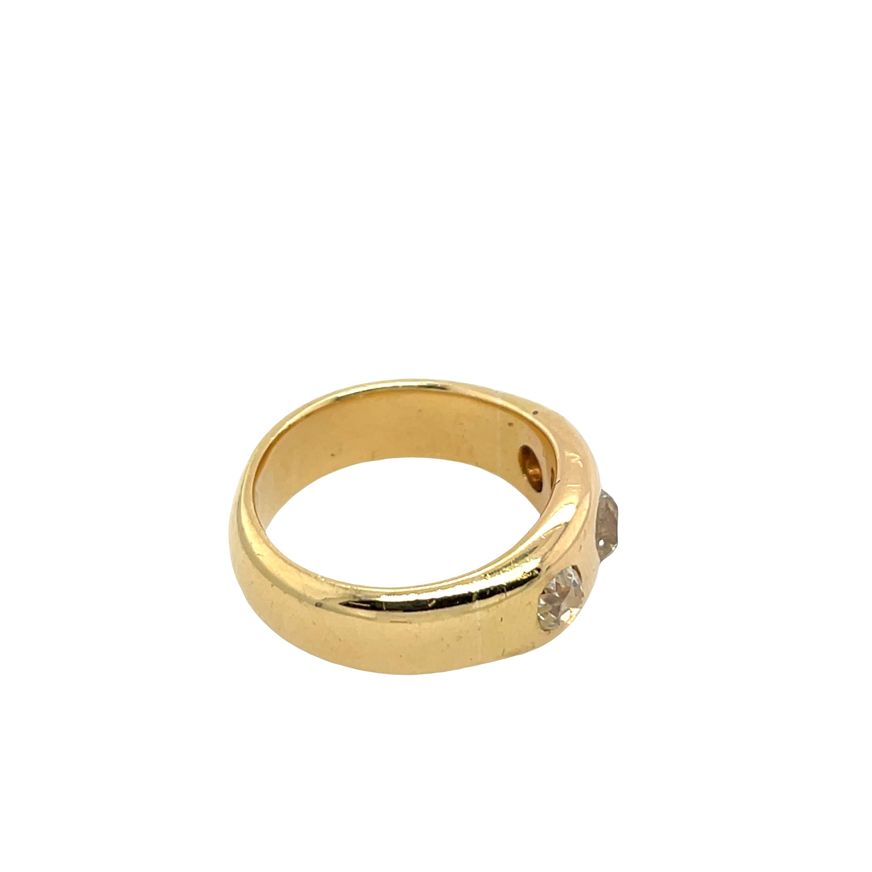 Un sorprendente anello gitano antico, realizzato in oro giallo 18 ct. 
e incastonato con tre scintillanti diamanti taglio vecchio, 
per un peso totale di circa 1,20 carati.
L'audace incastonatura in stile zingaro non solo offre una tenuta sicura per