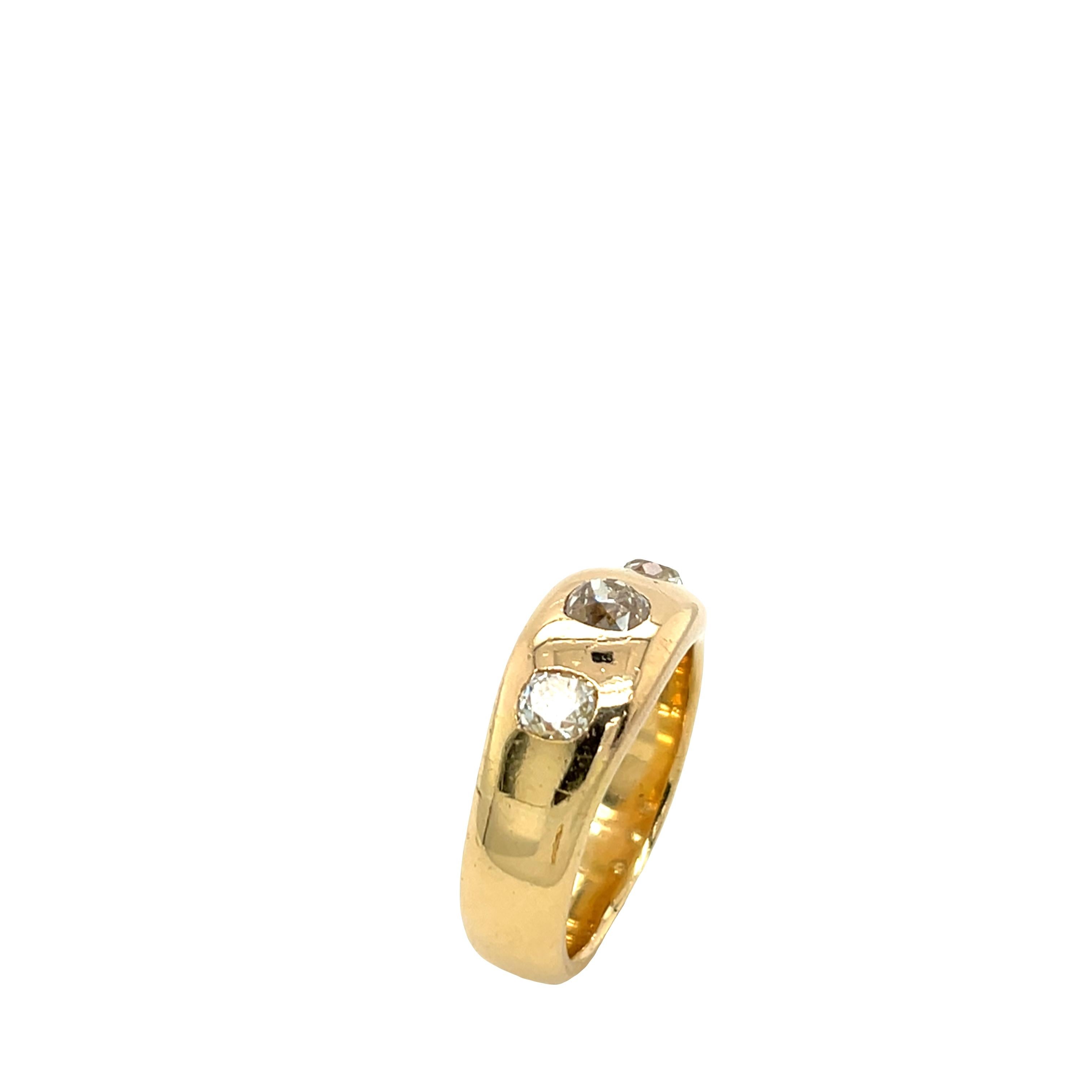 Taglio vecchia miniera Anello antico a tre pietre con diamanti taglio antico in oro 18ct, 1,20ct in vendita