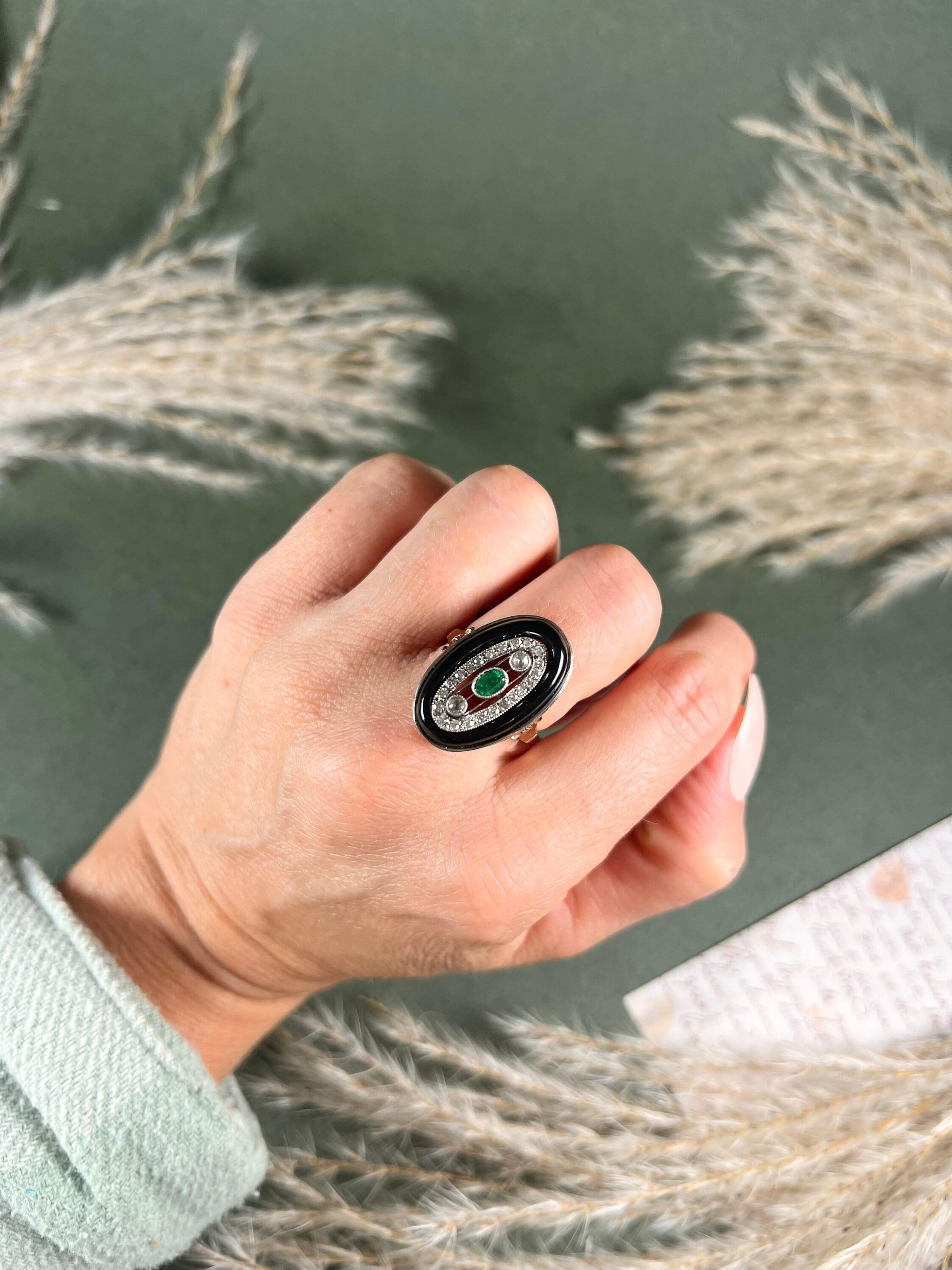 Antique Onyx Ring

18ct Gold Tested 

Circa 1920’s

Fabulous, 1920’s Oval statement ring. Set with a centre, natural oval emerald & two natural diamonds. Surrounded by a double- oval halo of diamonds & onyx. 

Great finger coverage, measuring approx
