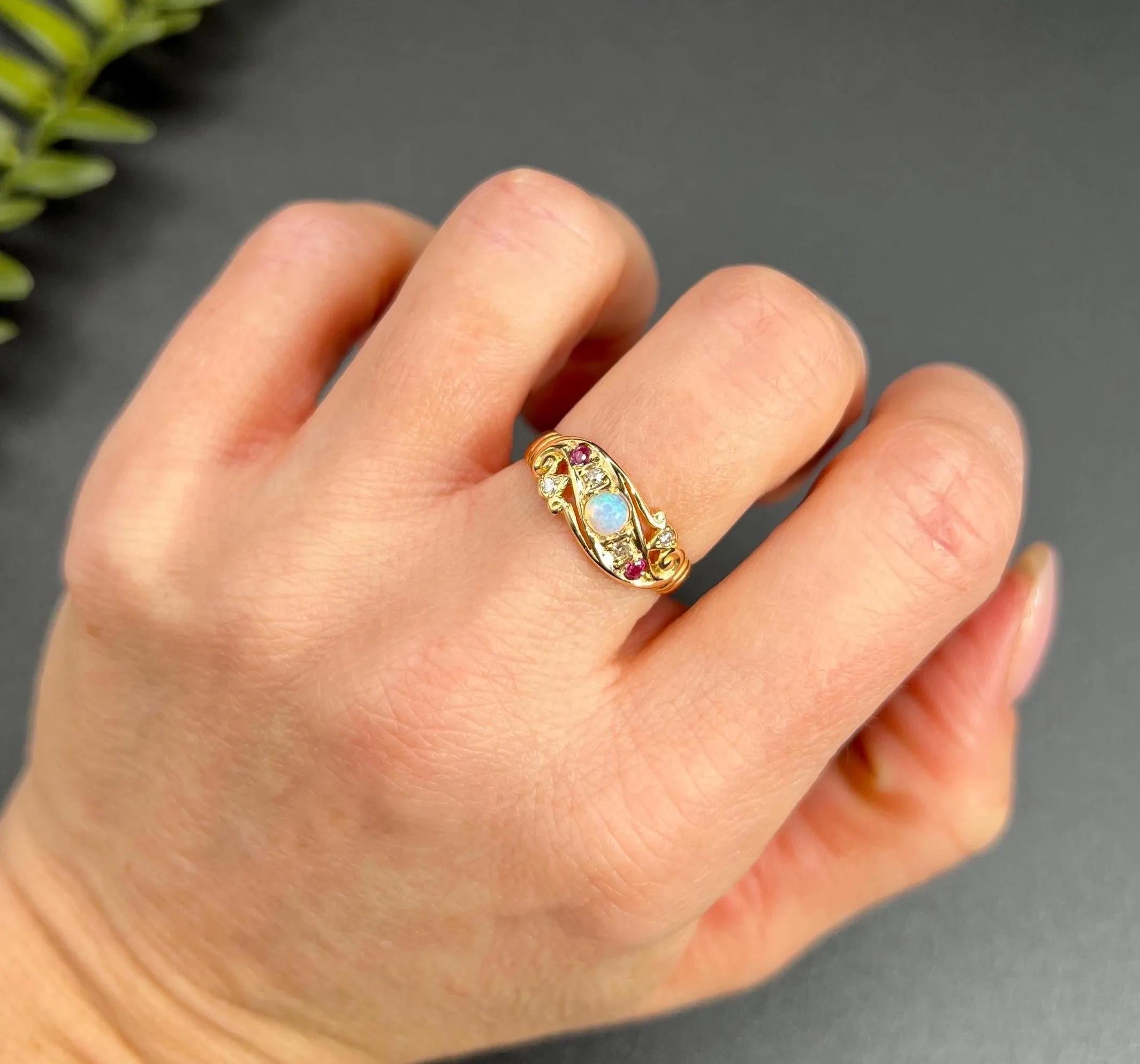 Antiker Zigeuner Ring 

18-Karat-Gold

Gepunzt: Birmingham 1912

Herstellerzeichen A W C & Co

Tauchen Sie ein in die Welt der Eleganz mit diesem exquisiten antiken Gypsy-Ring aus 18 Karat Gold, der in der Mitte mit einem prächtigen Cabochon-Opal