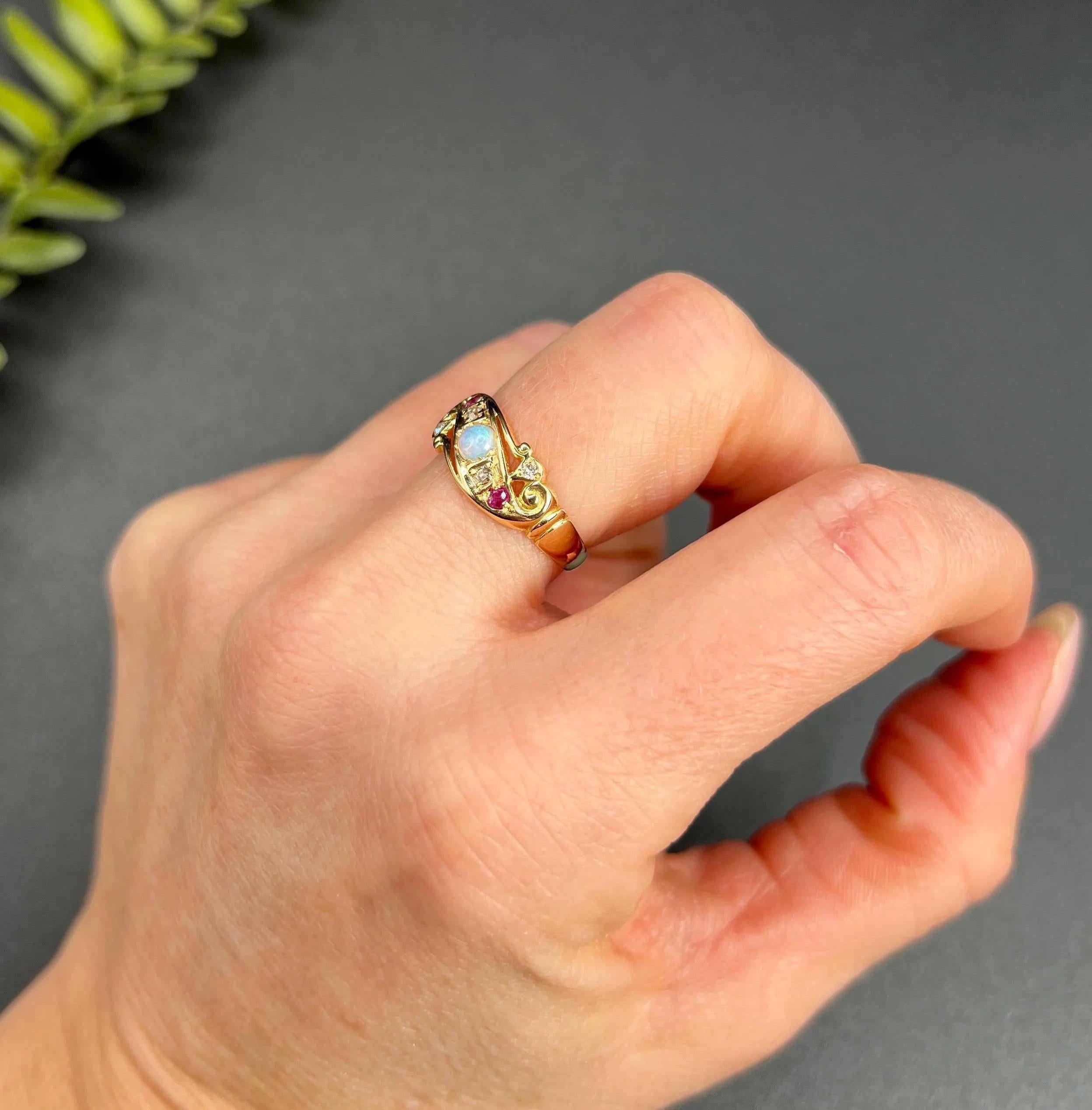 Antiker Ring aus 18 Karat Gold, Opal, Rubin und Diamanten, gestempelt Birmingham 1912 (Rundschliff) im Angebot