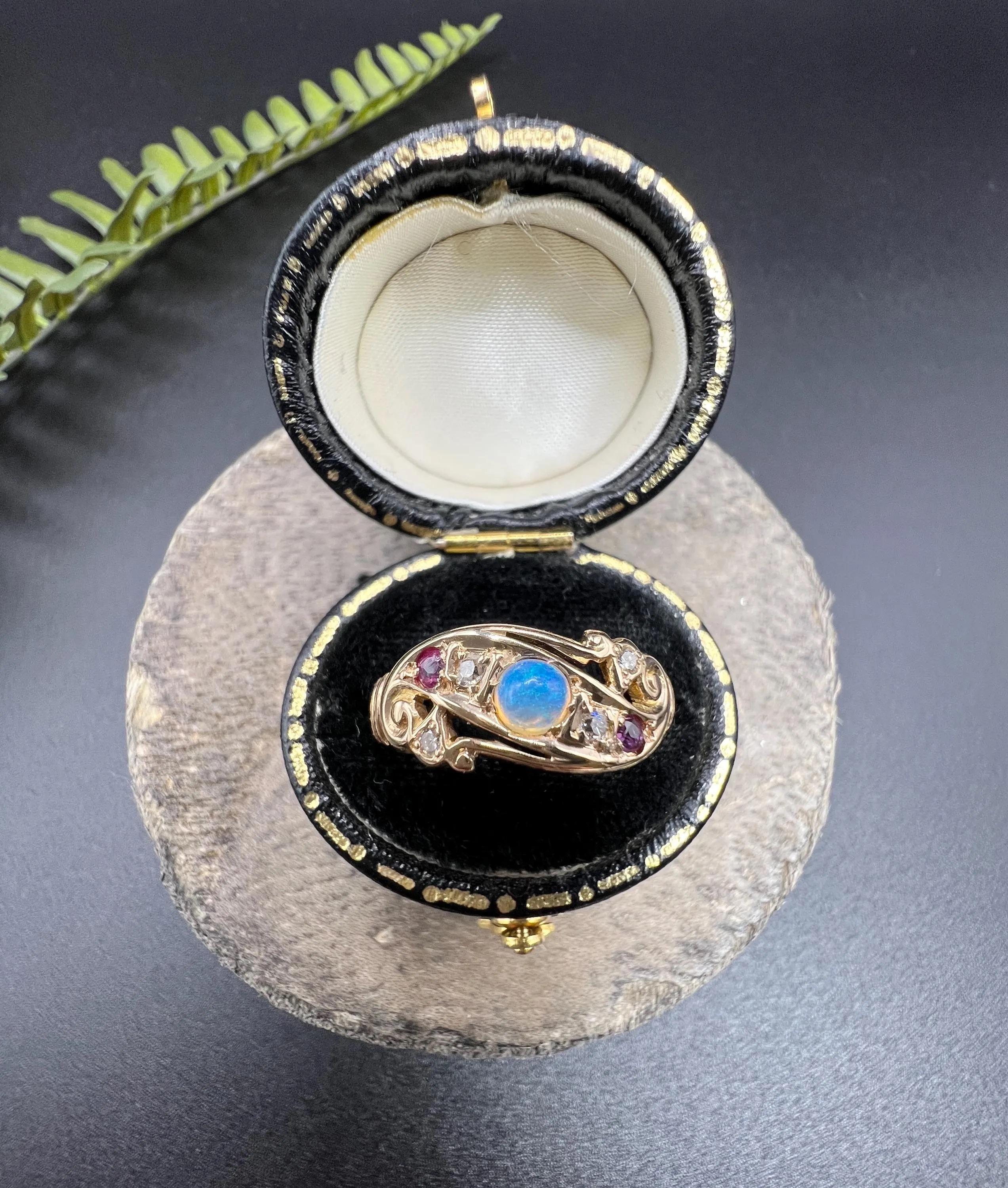 Antiker Ring aus 18 Karat Gold, Opal, Rubin und Diamanten, gestempelt Birmingham 1912 im Zustand „Gut“ im Angebot in Brighton, GB
