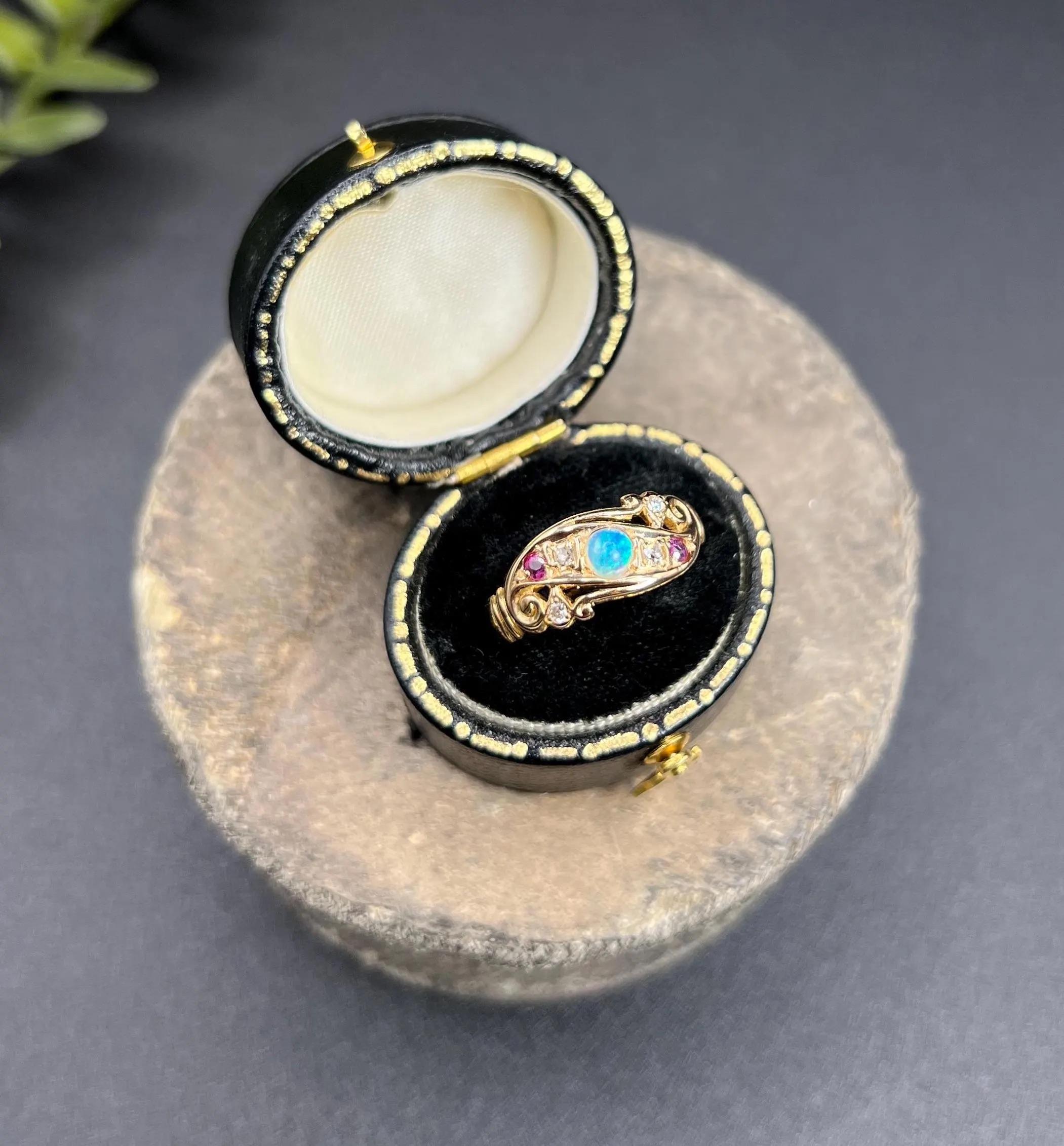 Antiker Ring aus 18 Karat Gold, Opal, Rubin und Diamanten, gestempelt Birmingham 1912 für Damen oder Herren im Angebot