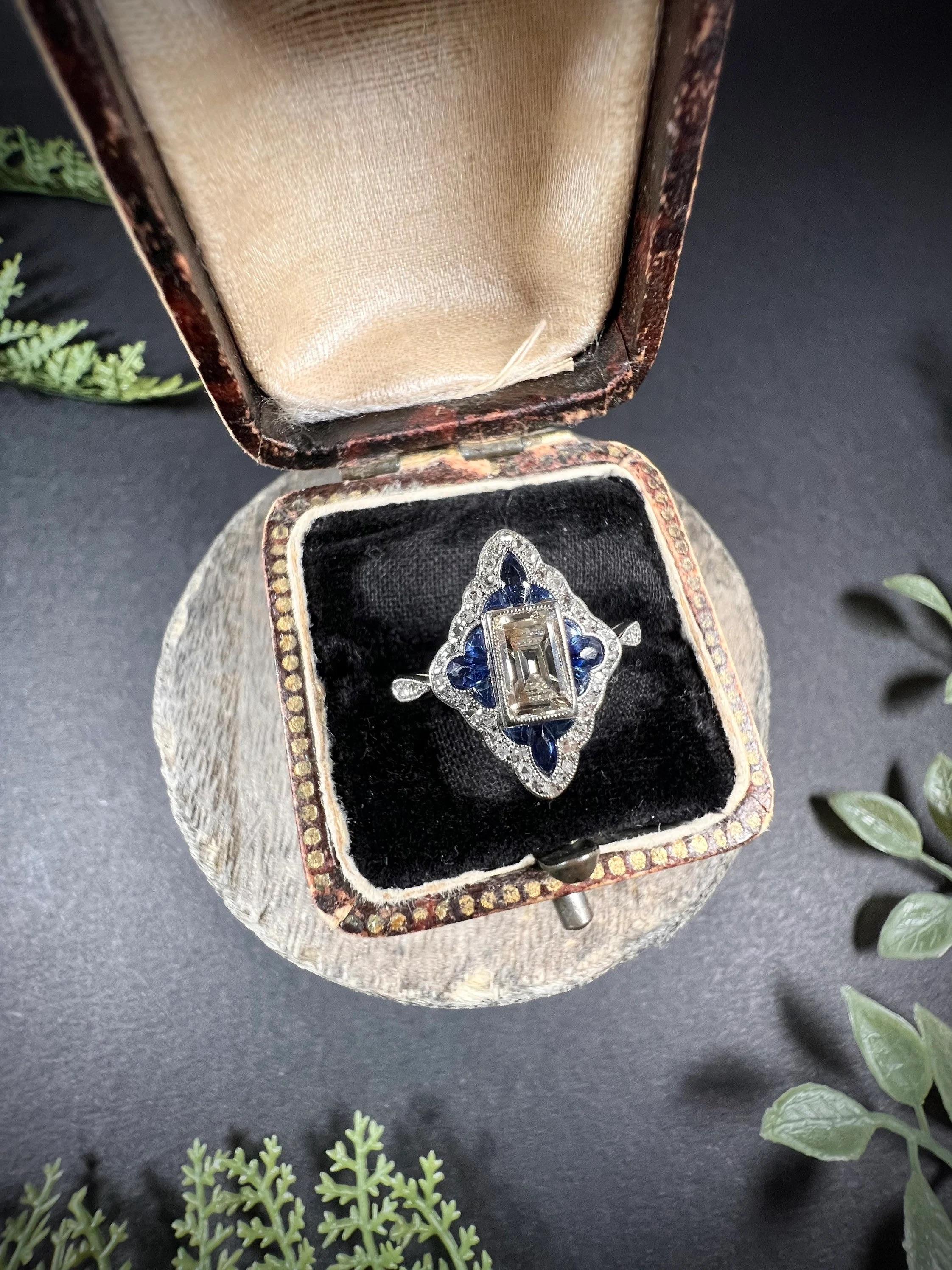 Women's or Men's Antique 18ct Gold Original Art Deco 1920s Sapphire & Diamond Ring For Sale
