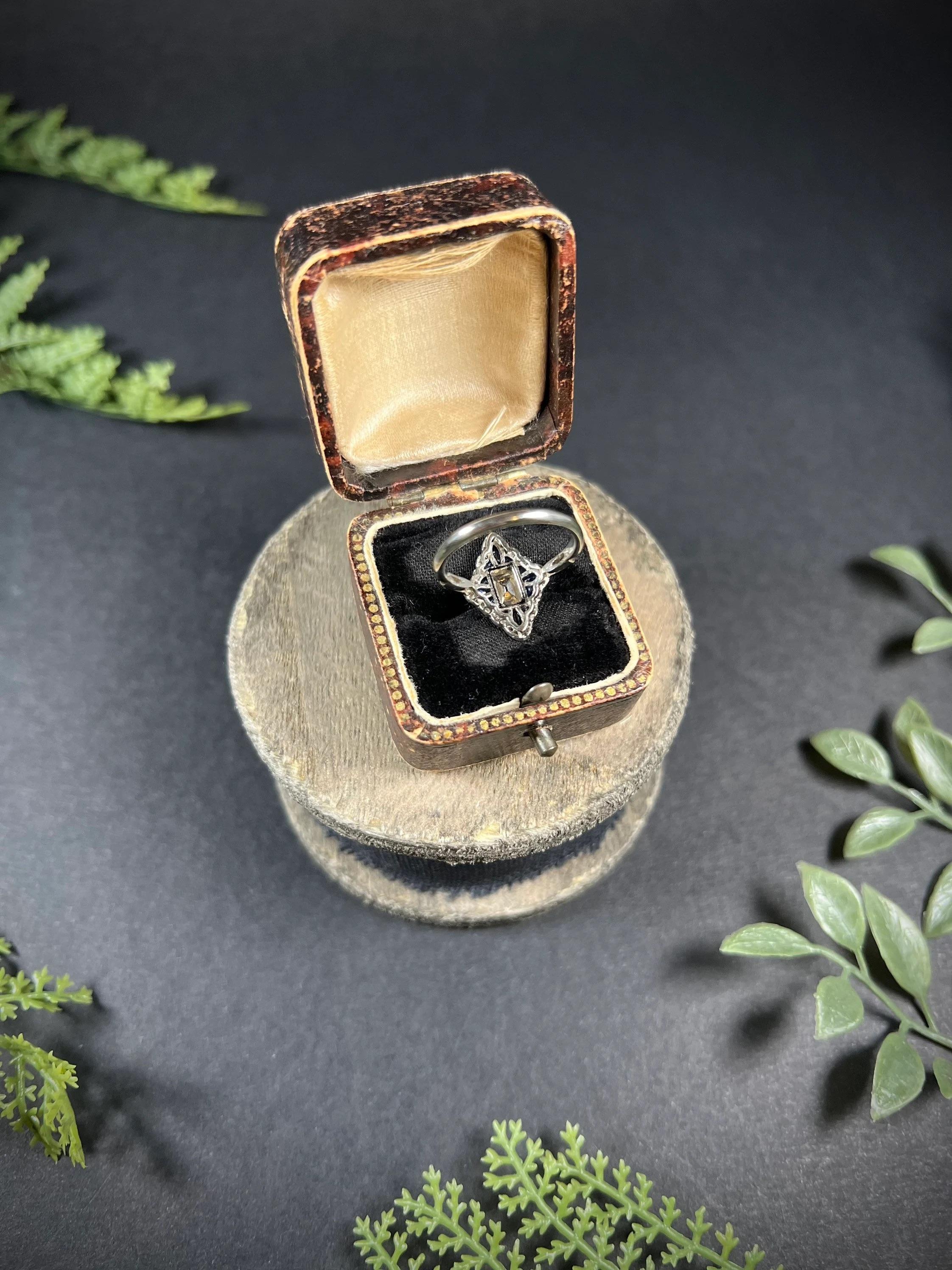 Antique 18ct Gold Original Art Deco 1920s Sapphire & Diamond Ring For Sale 3