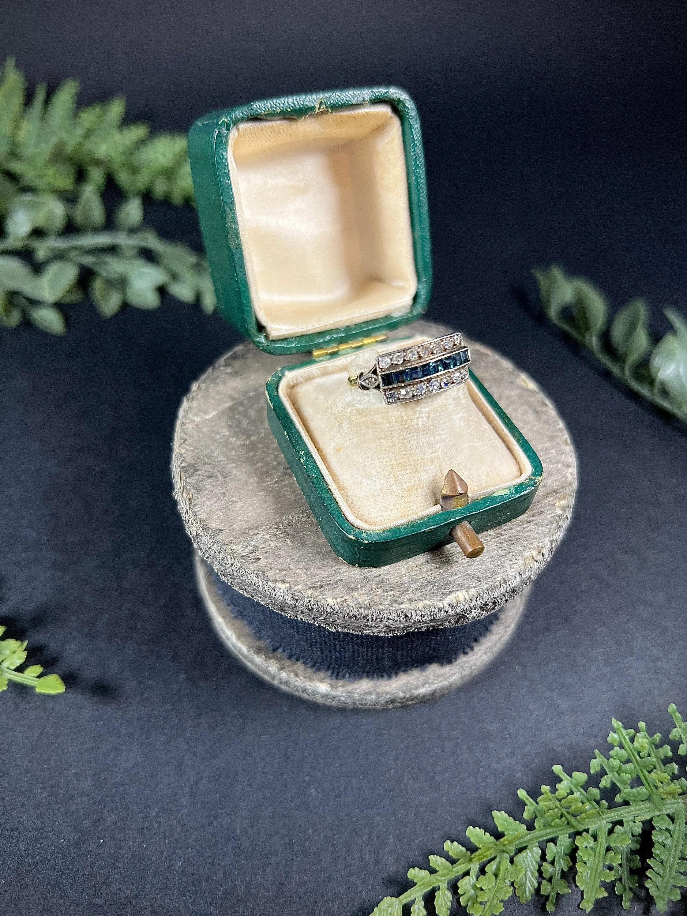 Bague Art déco originale en or 18 carats à trois rangées de saphirs et de diamants en vente 2