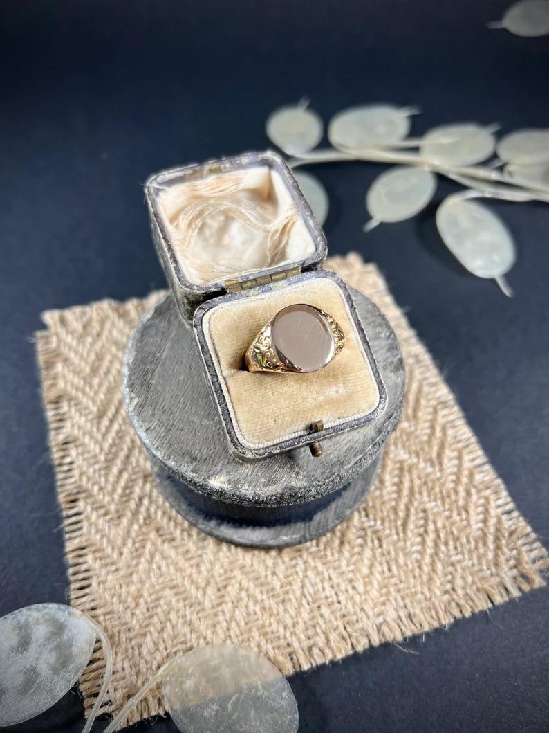 Antique Signet Ring

18ct Gold

Hallmarked Chester 1916

Makers Mark H G & S 

Lovely, plain, oval signet ring. Some light surface scratches but in great condition for its age. Features beautifully hand carved shoulders. 
Inside the ring is engraved