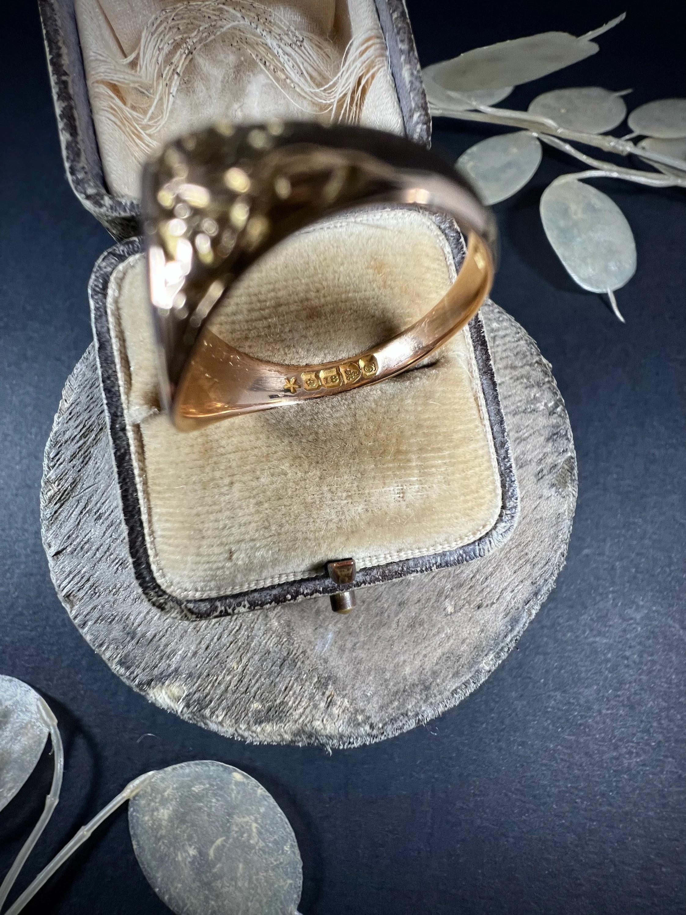 Antique 18ct Gold Oval Signet Ring Hand Carved Shoulders Hallmarked Chester 1916 In Good Condition For Sale In Brighton, GB