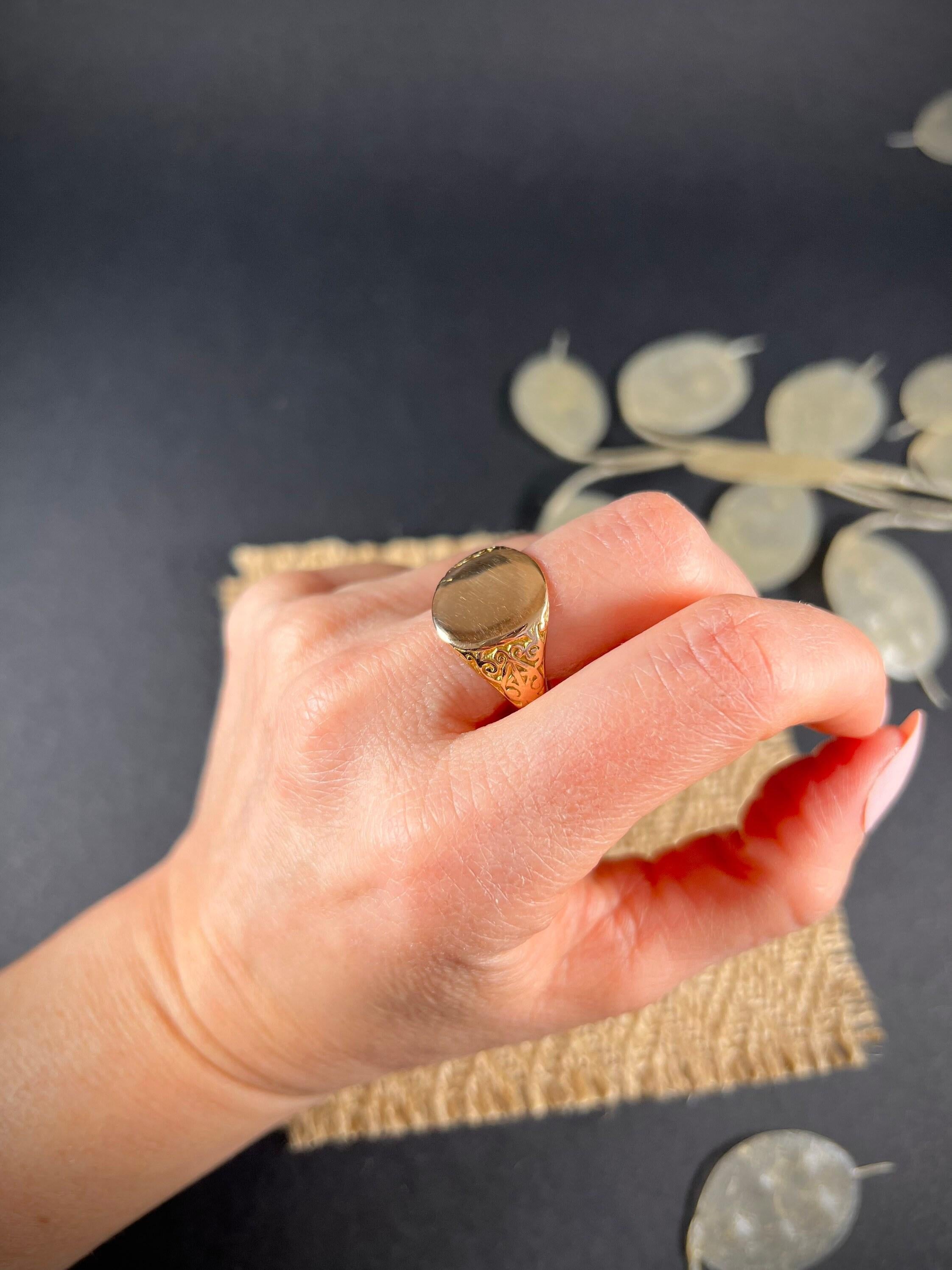 Antique 18ct Gold Oval Signet Ring Hand Carved Shoulders Hallmarked Chester 1916 In Good Condition For Sale In Brighton, GB