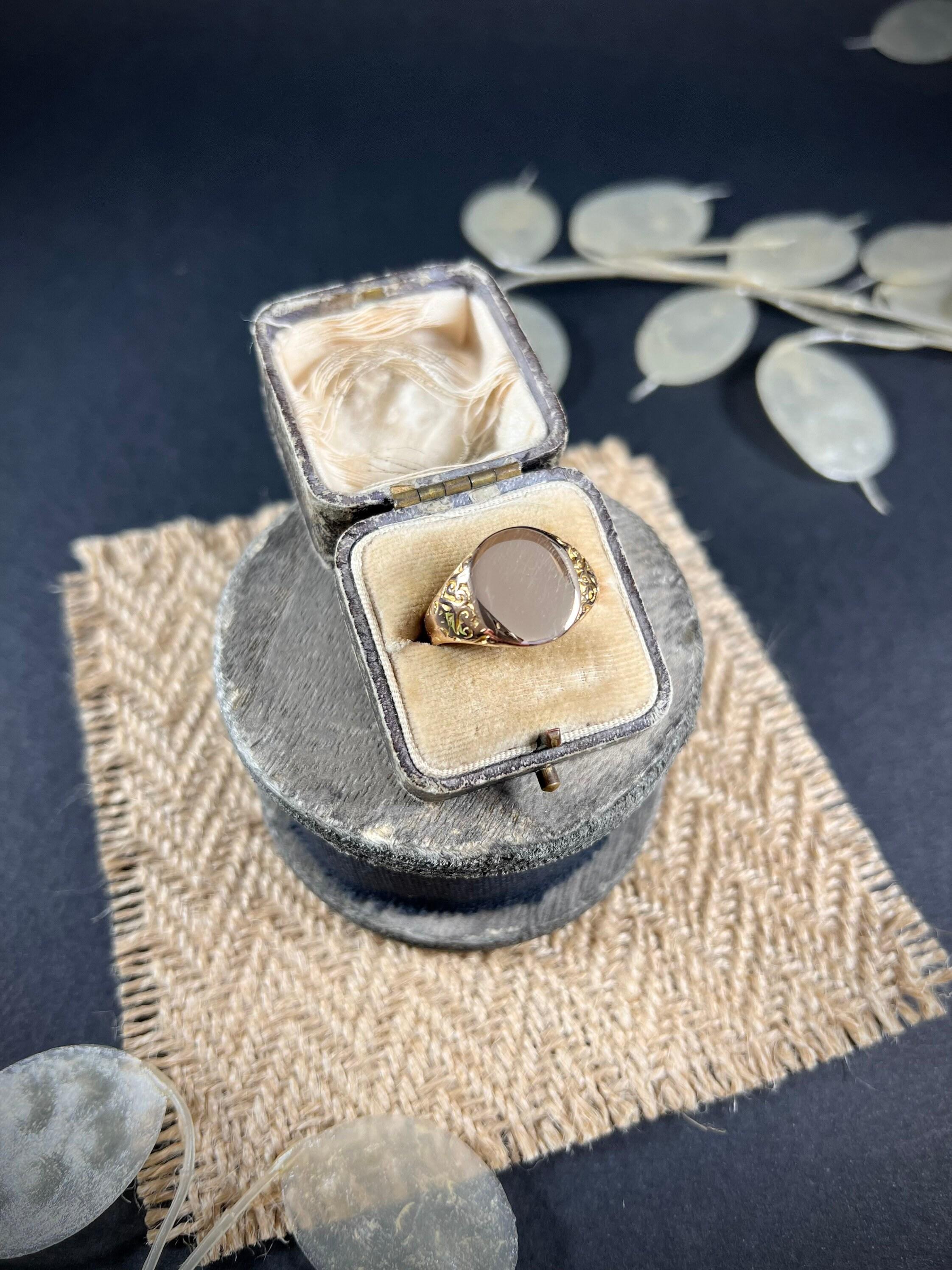 Anillo de sello ovalado antiguo de oro de 18 ct con hombros tallados a mano Hallmarked Chester 1916 en venta 2