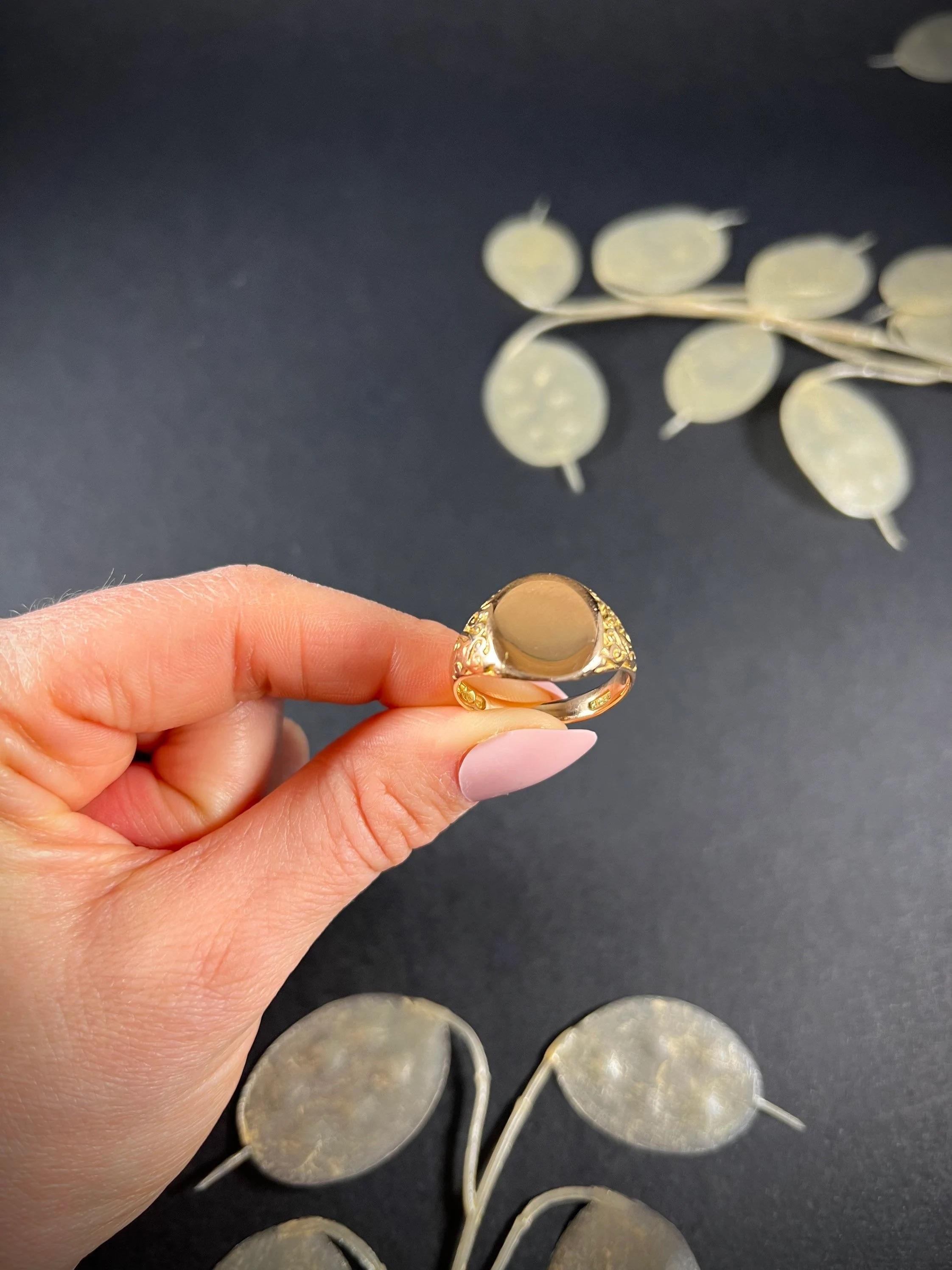 Antique 18ct Gold Oval Signet Ring Hand Carved Shoulders Hallmarked Chester 1916 For Sale 3