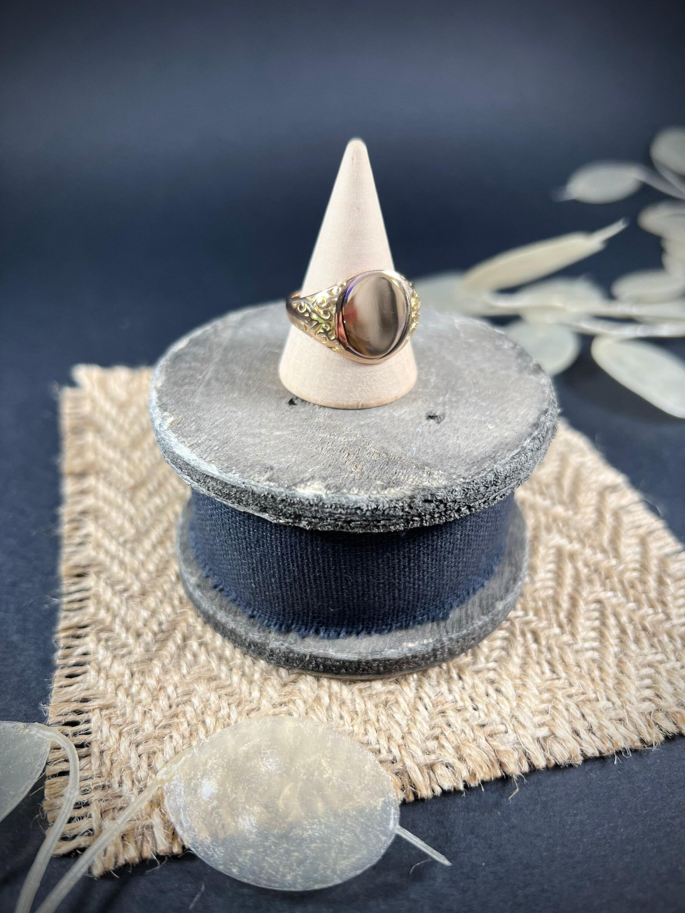 Anillo de sello ovalado antiguo de oro de 18 ct con hombros tallados a mano Hallmarked Chester 1916 en venta 3