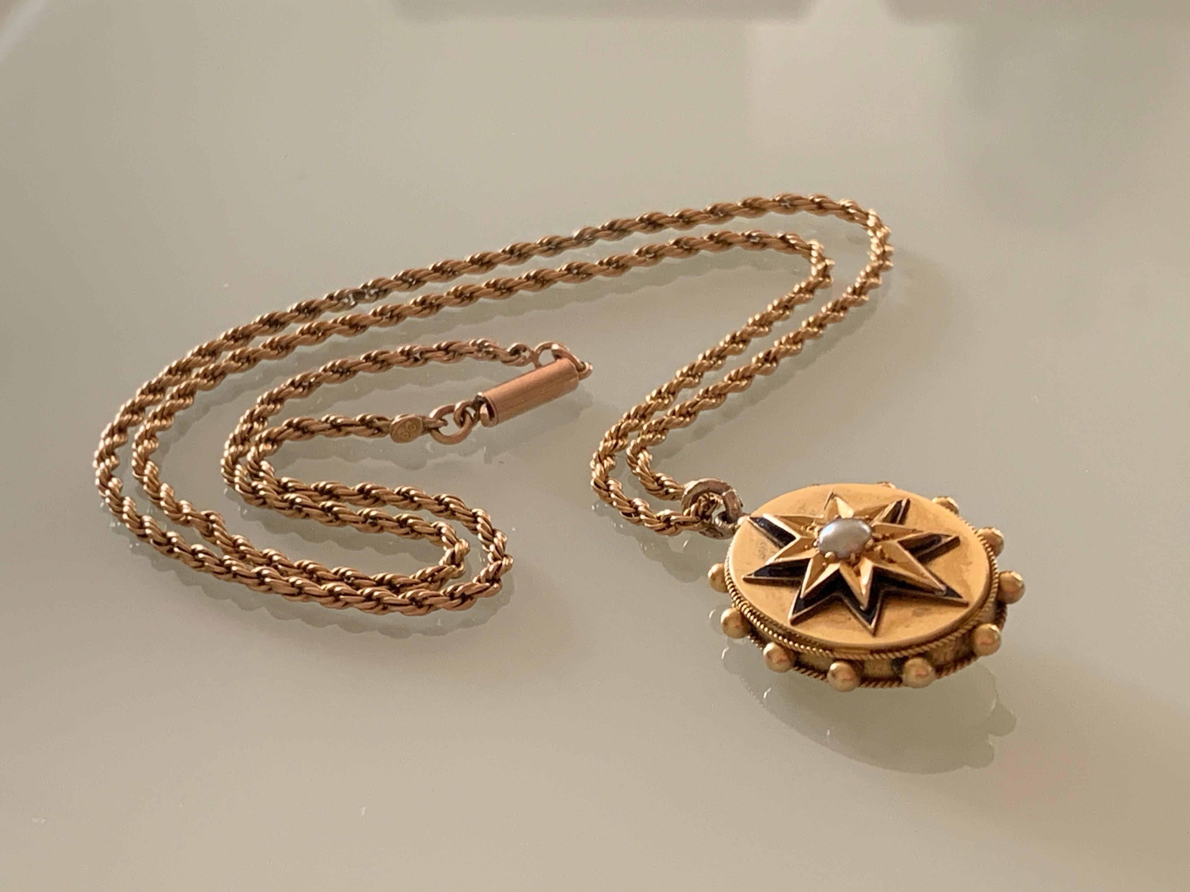 Antik - Viktorianischer Anhänger & Kette

18ct Gold Anhänger
mit zentraler blauer Zuchtperle
und Emaille-Sternform.
Größe 2,5 cm x 1,5cm x 4mm
Der Anhänger ist nicht für Gold gekennzeichnet.
Wurde vollständig getestet und bei einer seriösen Auktion