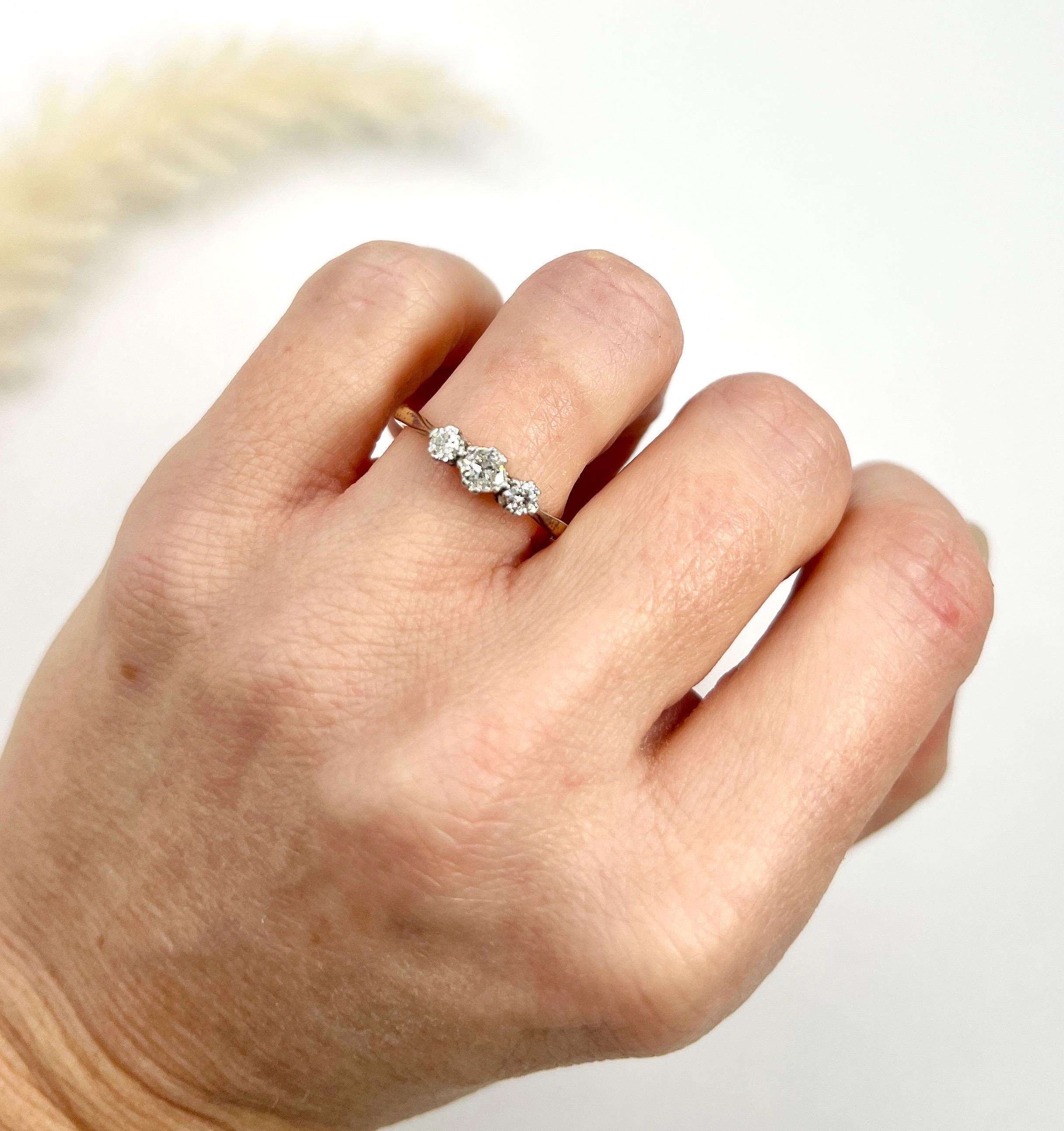 Antique 18ct Gold & Platinum 1920s 0.50 Carat Diamond Trilogy Ring In Good Condition For Sale In Brighton, GB