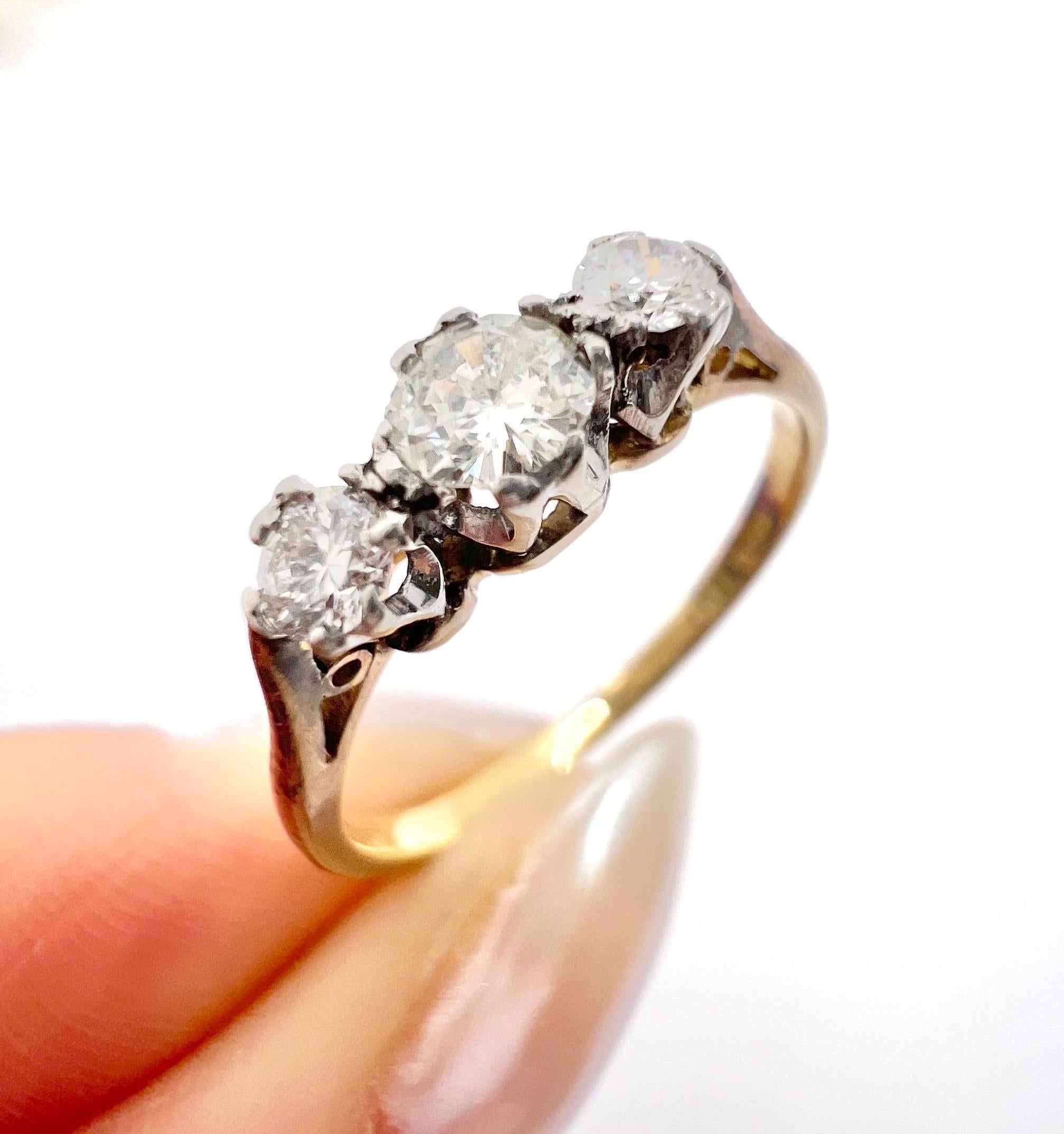 Antique 18ct Gold & Platinum 1920s 0.50 Carat Diamond Trilogy Ring For Sale 2