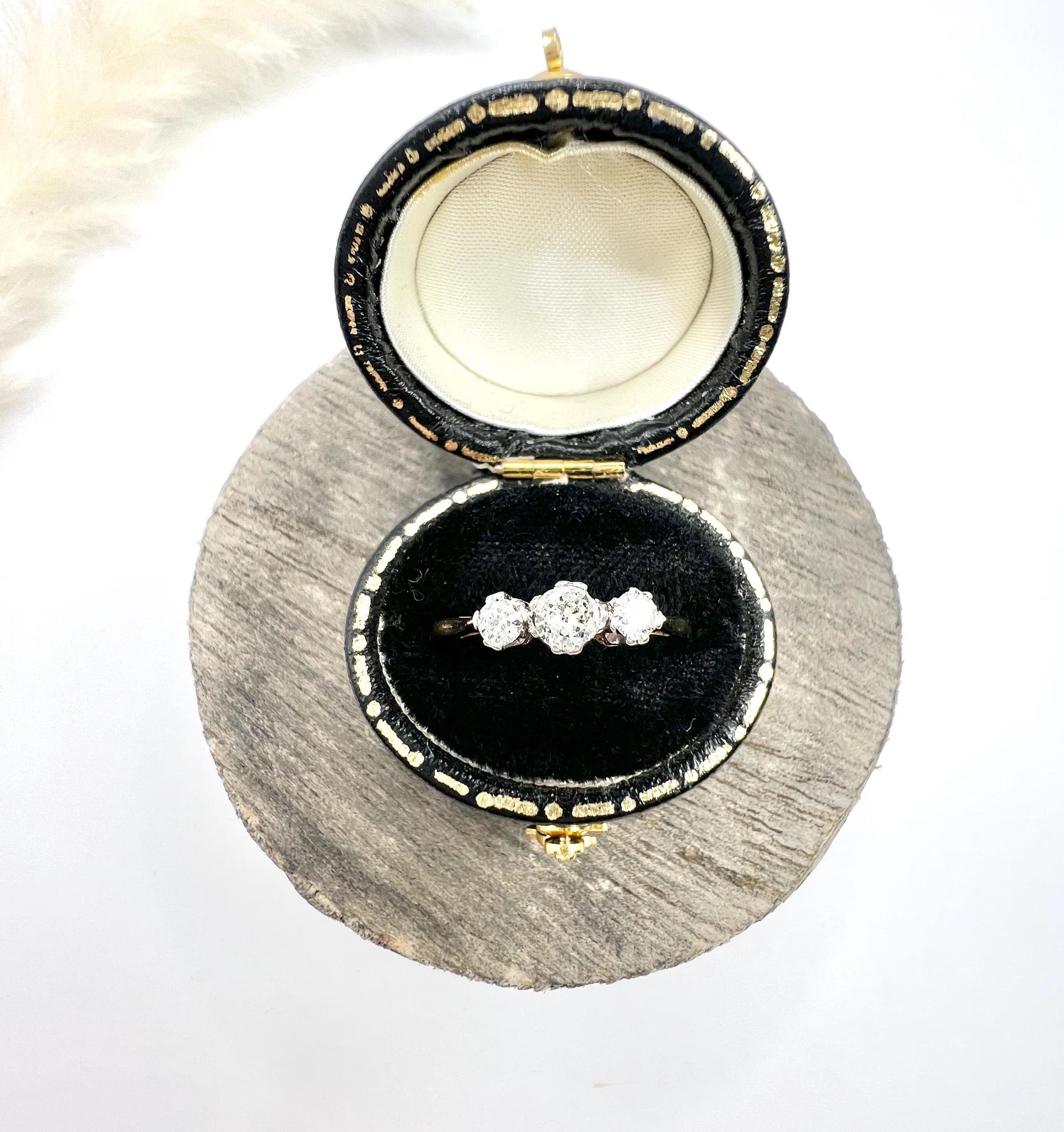 Antique 18ct Gold & Platinum 1920s 0.50 Carat Diamond Trilogy Ring For Sale 3