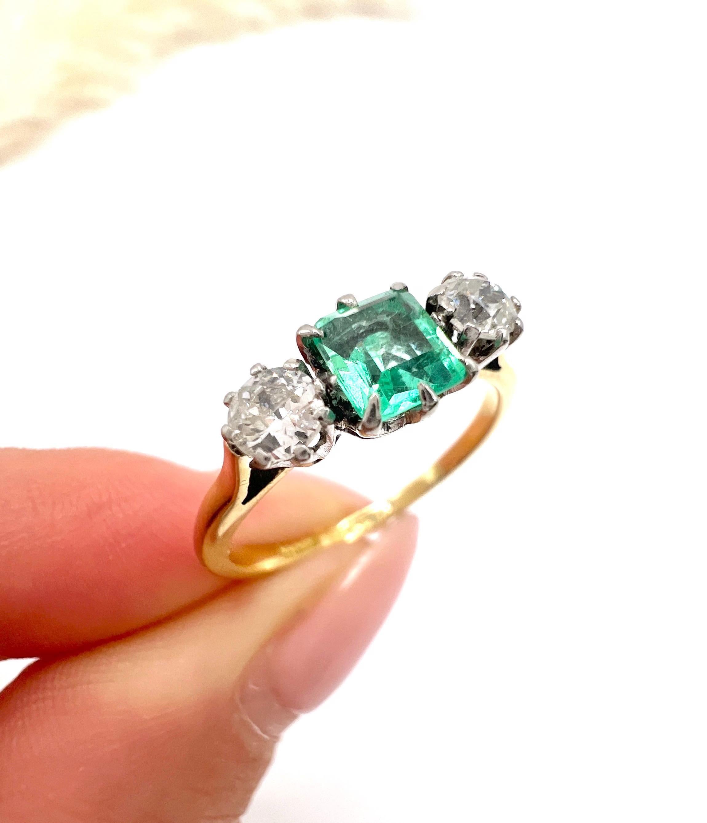 Antique 18ct Gold & Platinum, 1920s 3 Stone Emerald and Diamond Trilogy Ring For Sale 5