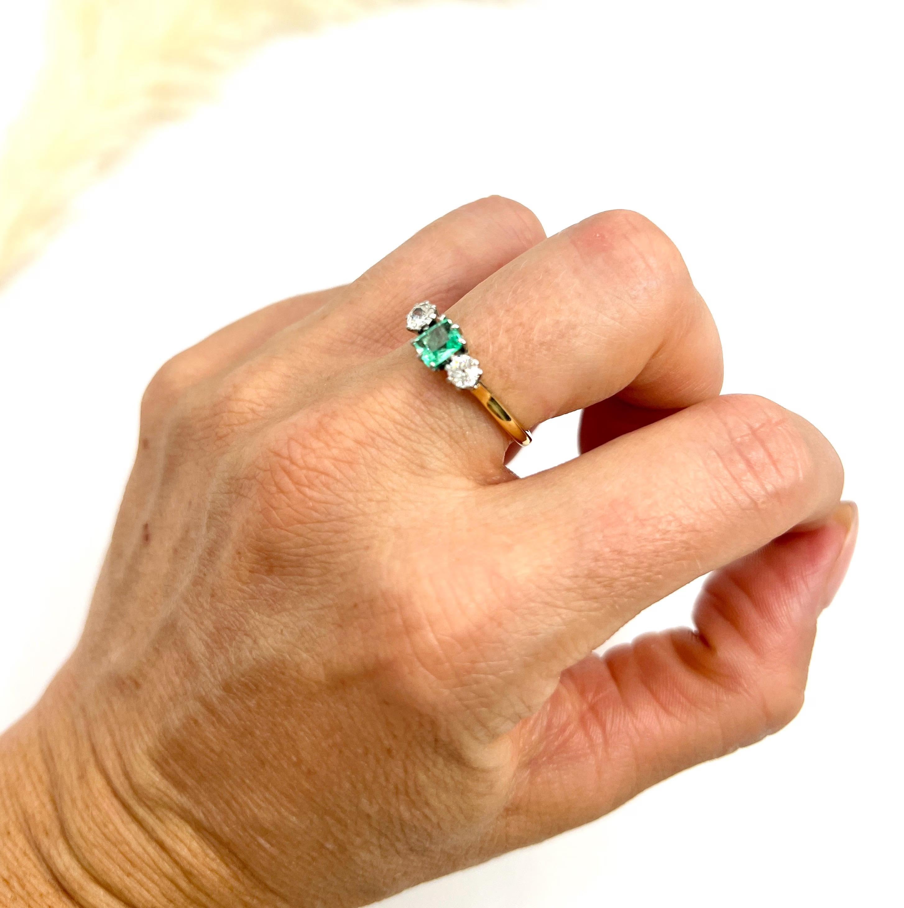 Antique 18ct Gold & Platinum, 1920s 3 Stone Emerald and Diamond Trilogy Ring In Good Condition For Sale In Brighton, GB