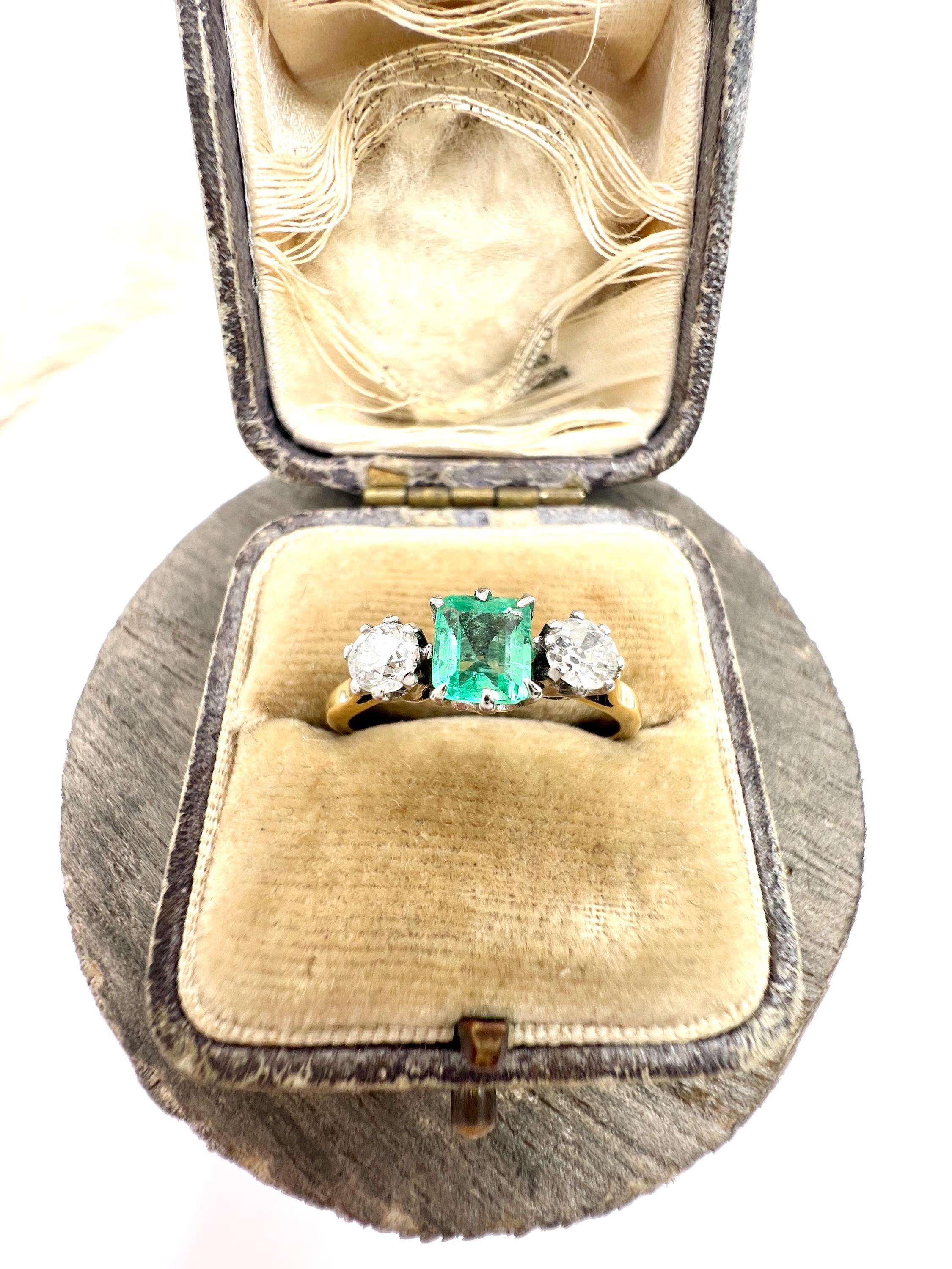Antique 18ct Gold & Platinum, 1920s 3 Stone Emerald and Diamond Trilogy Ring For Sale 1