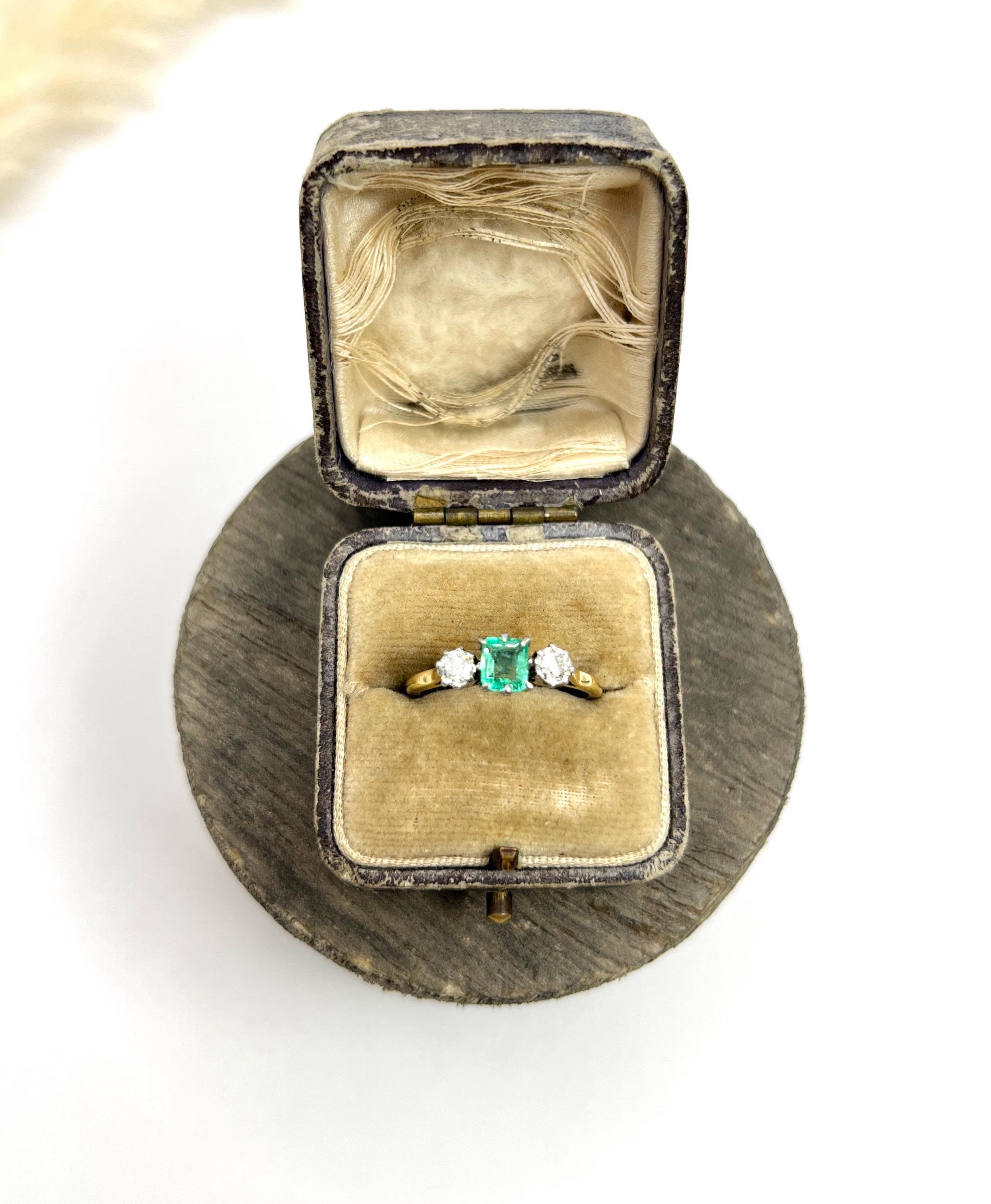 Antique 18ct Gold & Platinum, 1920s 3 Stone Emerald and Diamond Trilogy Ring For Sale 2