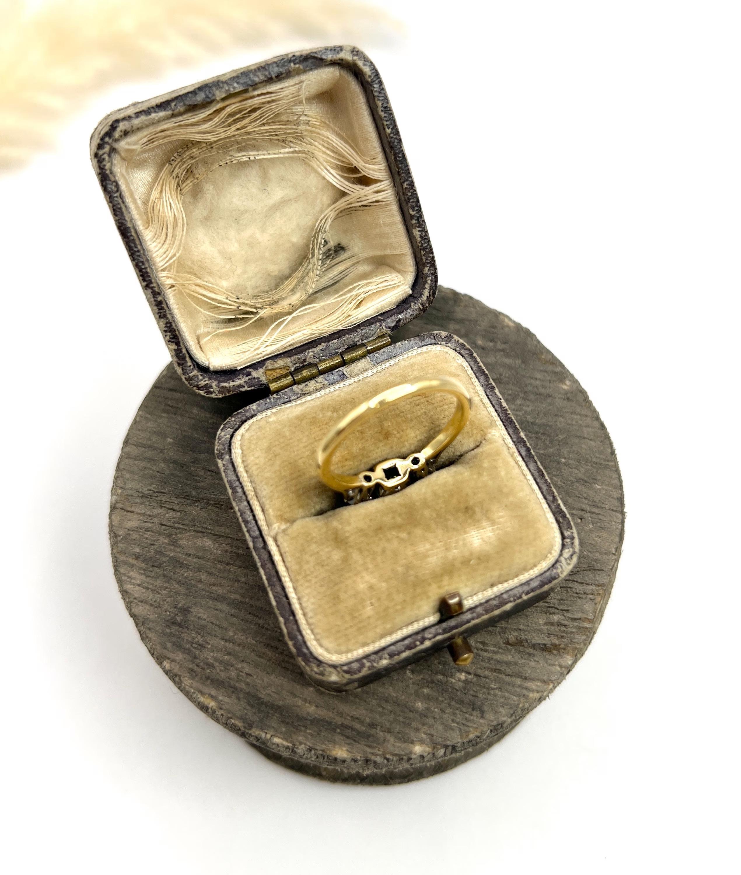 Antique 18ct Gold & Platinum, 1920s 3 Stone Emerald and Diamond Trilogy Ring For Sale 3