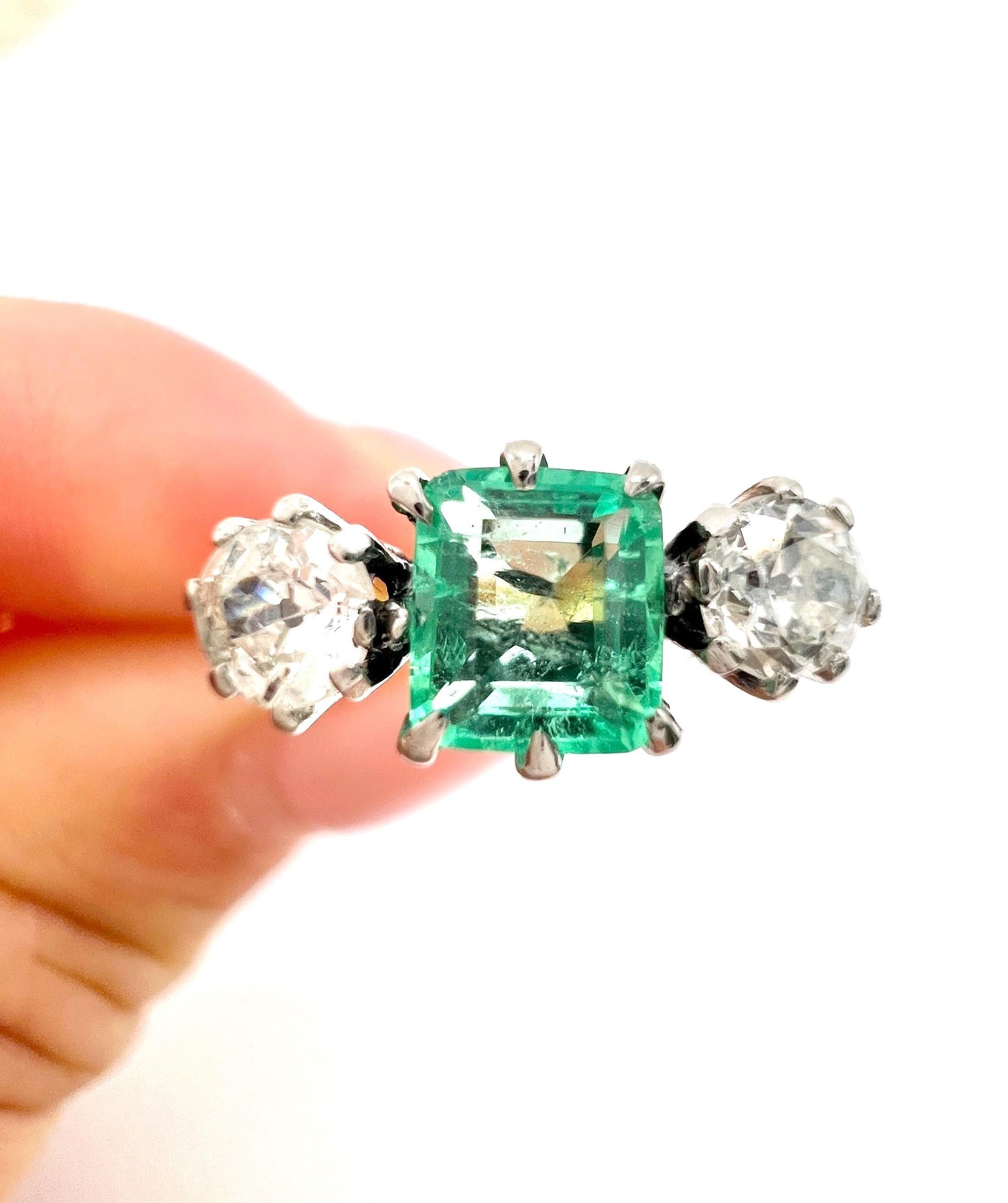 Antique 18ct Gold & Platinum, 1920s 3 Stone Emerald and Diamond Trilogy Ring For Sale 4
