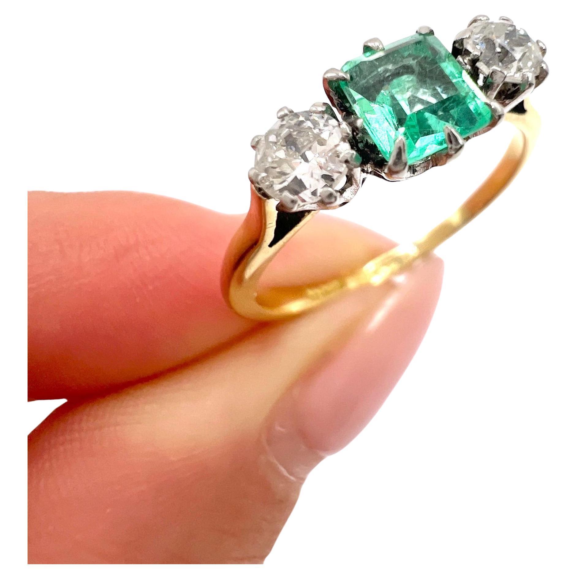 Antique 18ct Gold & Platinum, 1920s 3 Stone Emerald and Diamond Trilogy Ring For Sale