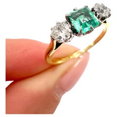Antiker 18ct Gold & Platin, 1920er Jahre 3 Stein Smaragd und Diamant Trilogie Ring