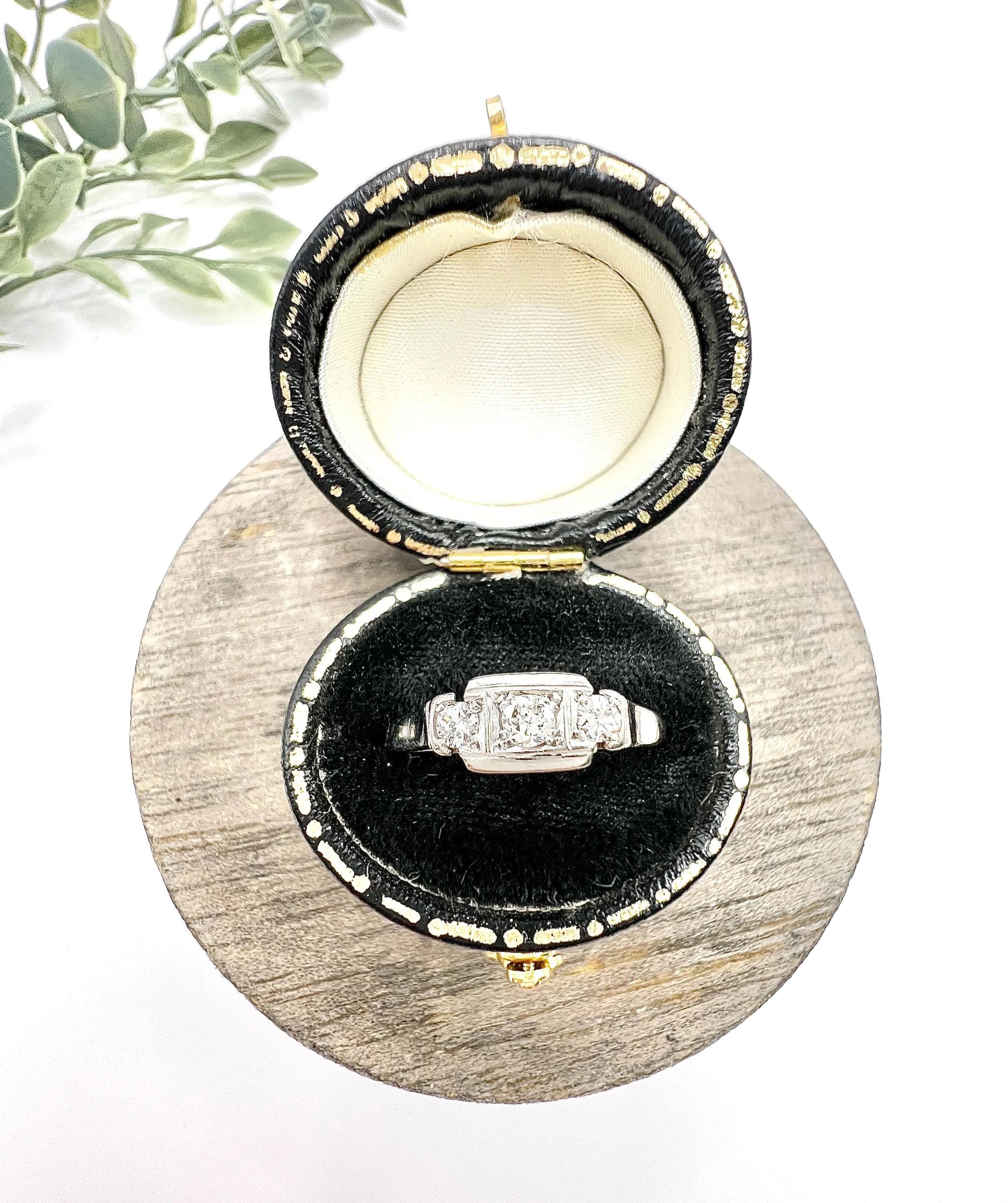 Antico anello a tre pietre in oro 18ct e platino, stile Art Deco anni '20 in vendita 5