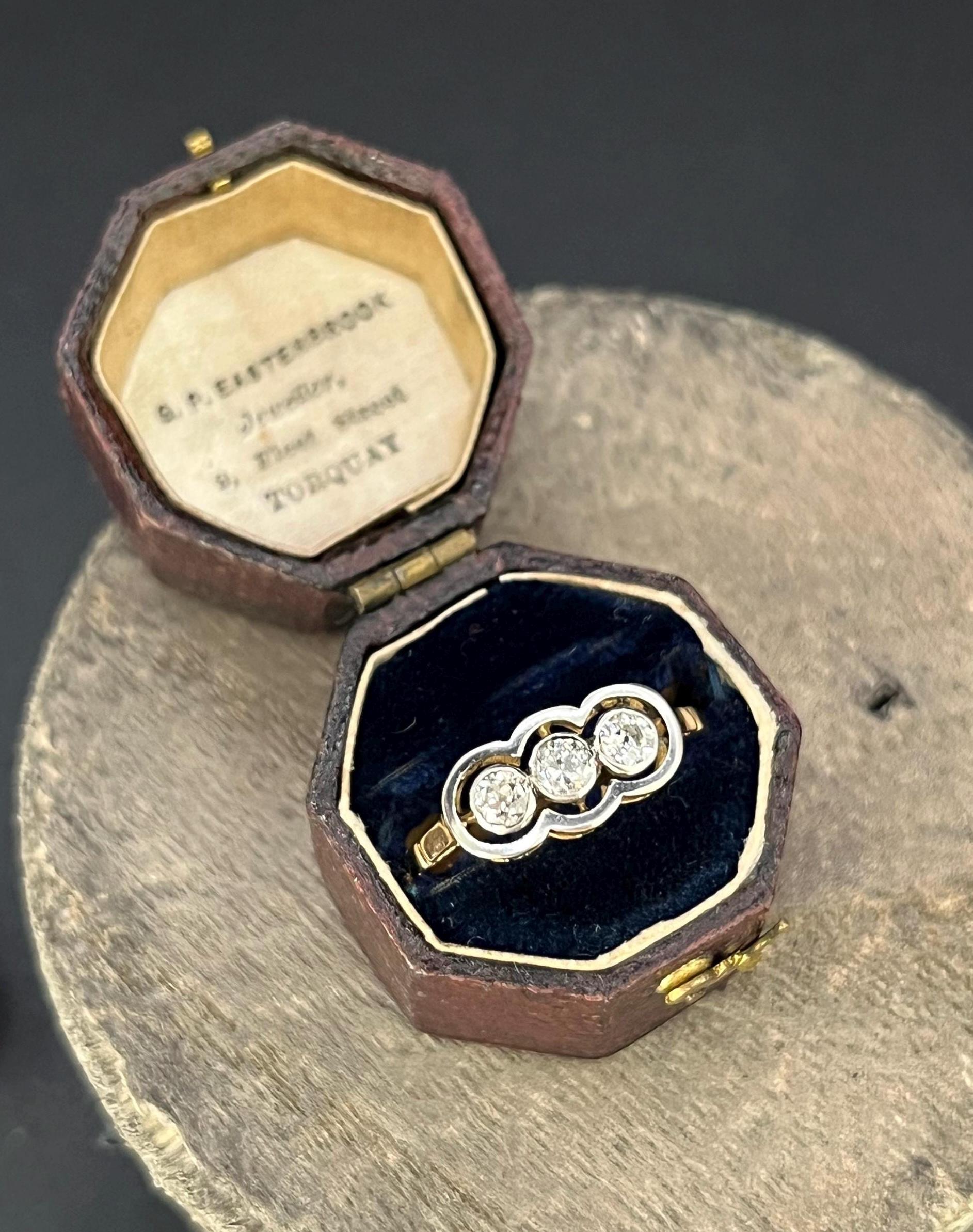 Bague trilogie à trois pierres en or 18ct et platine, Art déco des années 1920, avec diamants en vente 5