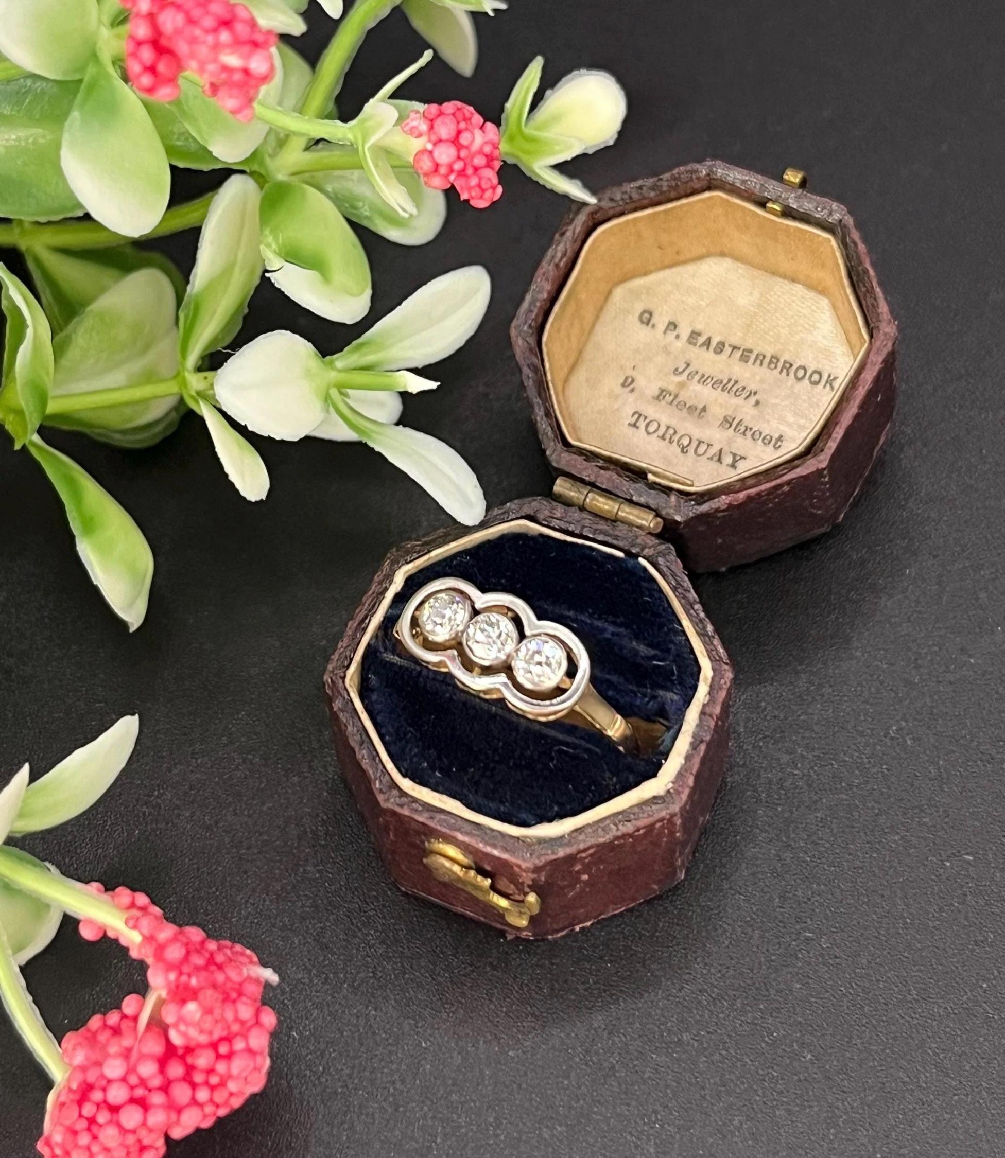 Bague trilogie à trois pierres en or 18ct et platine, Art déco des années 1920, avec diamants en vente 6