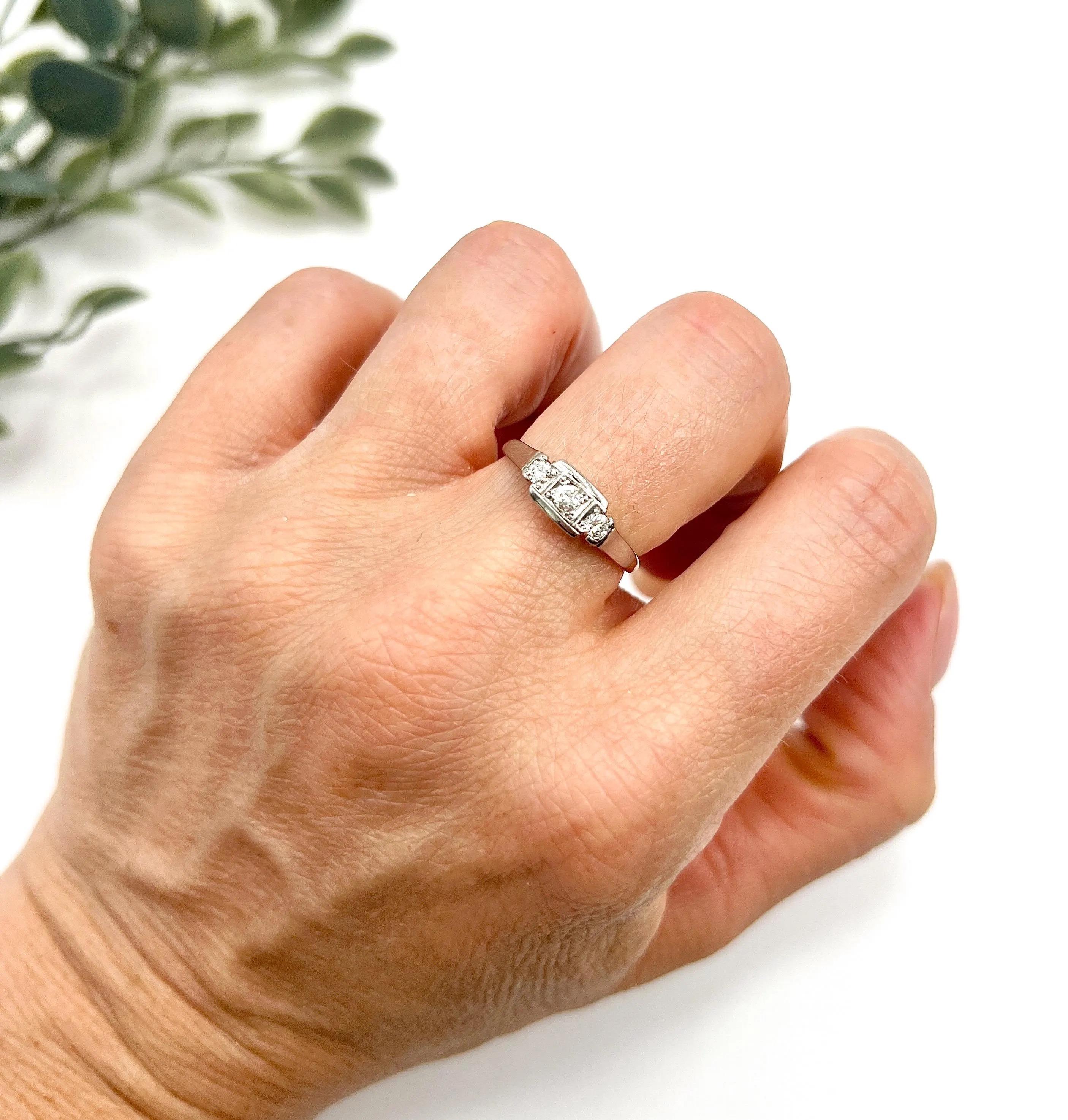Taglio brillante Antico anello a tre pietre in oro 18ct e platino, stile Art Deco anni '20 in vendita