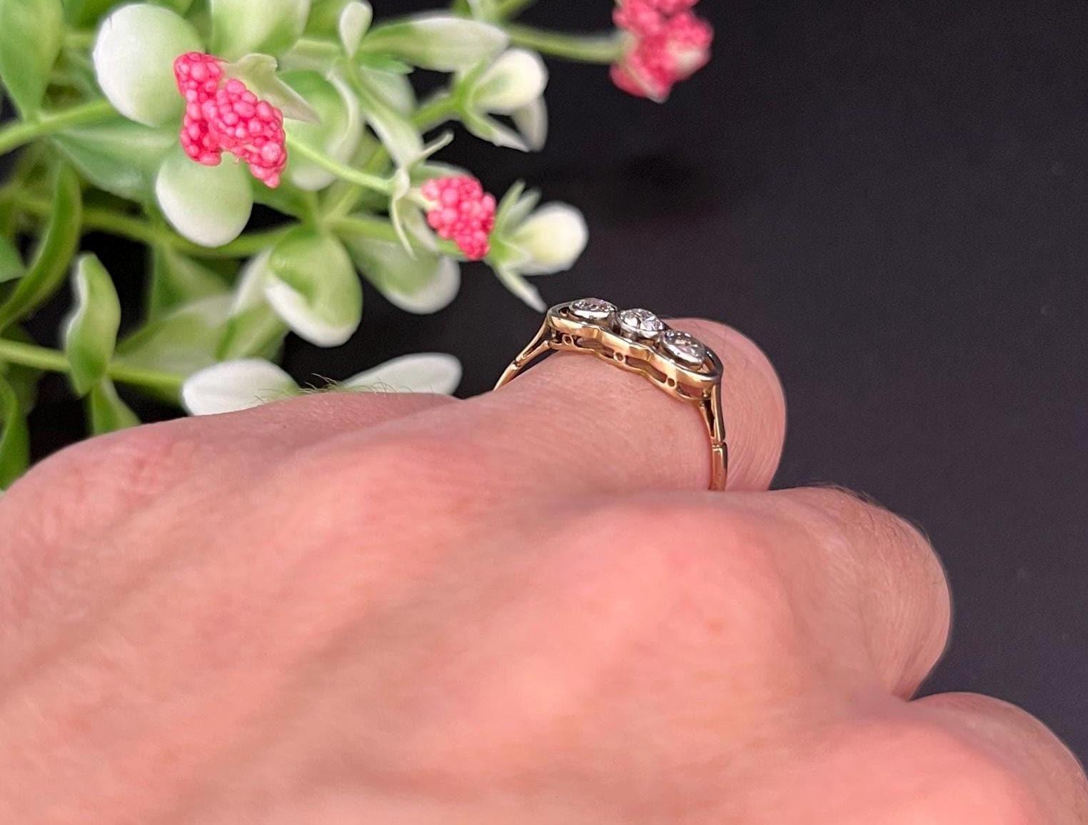 Taille brillant Bague trilogie à trois pierres en or 18ct et platine, Art déco des années 1920, avec diamants en vente