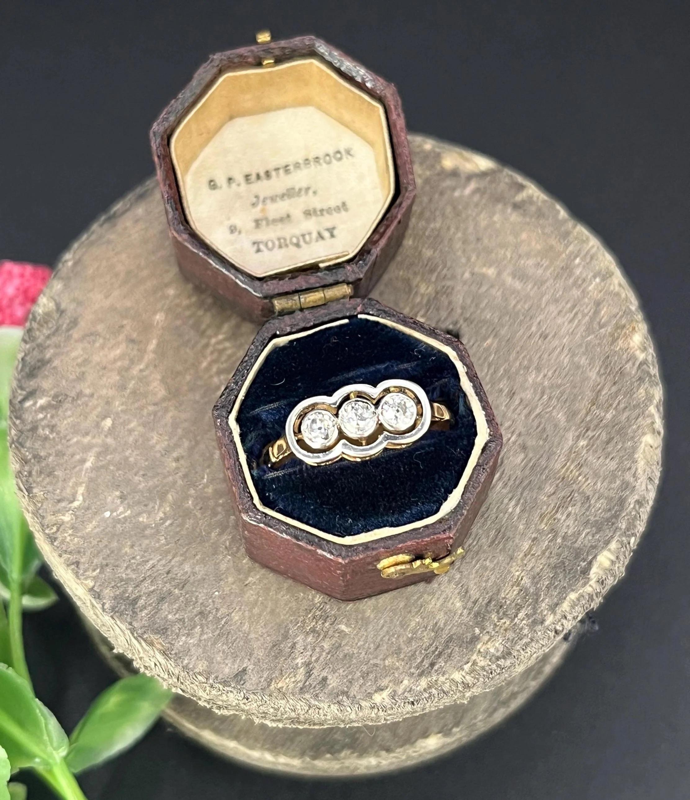 Bague trilogie à trois pierres en or 18ct et platine, Art déco des années 1920, avec diamants Unisexe en vente