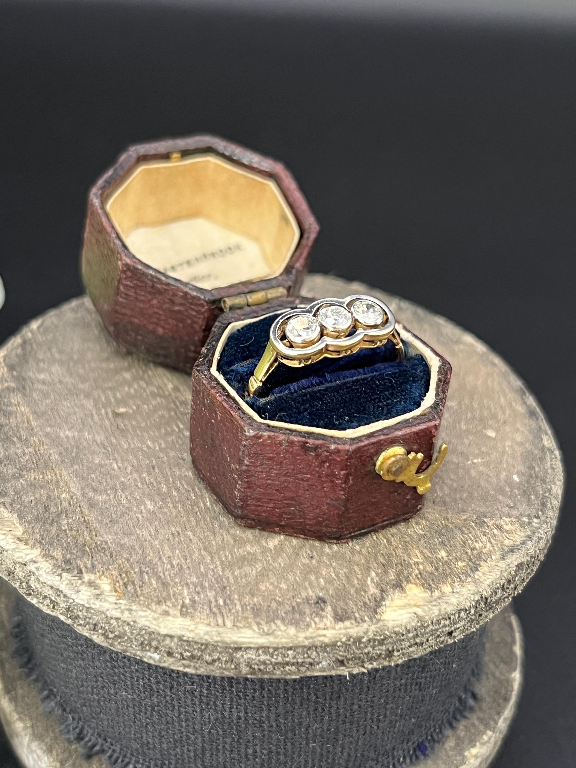 Bague trilogie à trois pierres en or 18ct et platine, Art déco des années 1920, avec diamants en vente 1