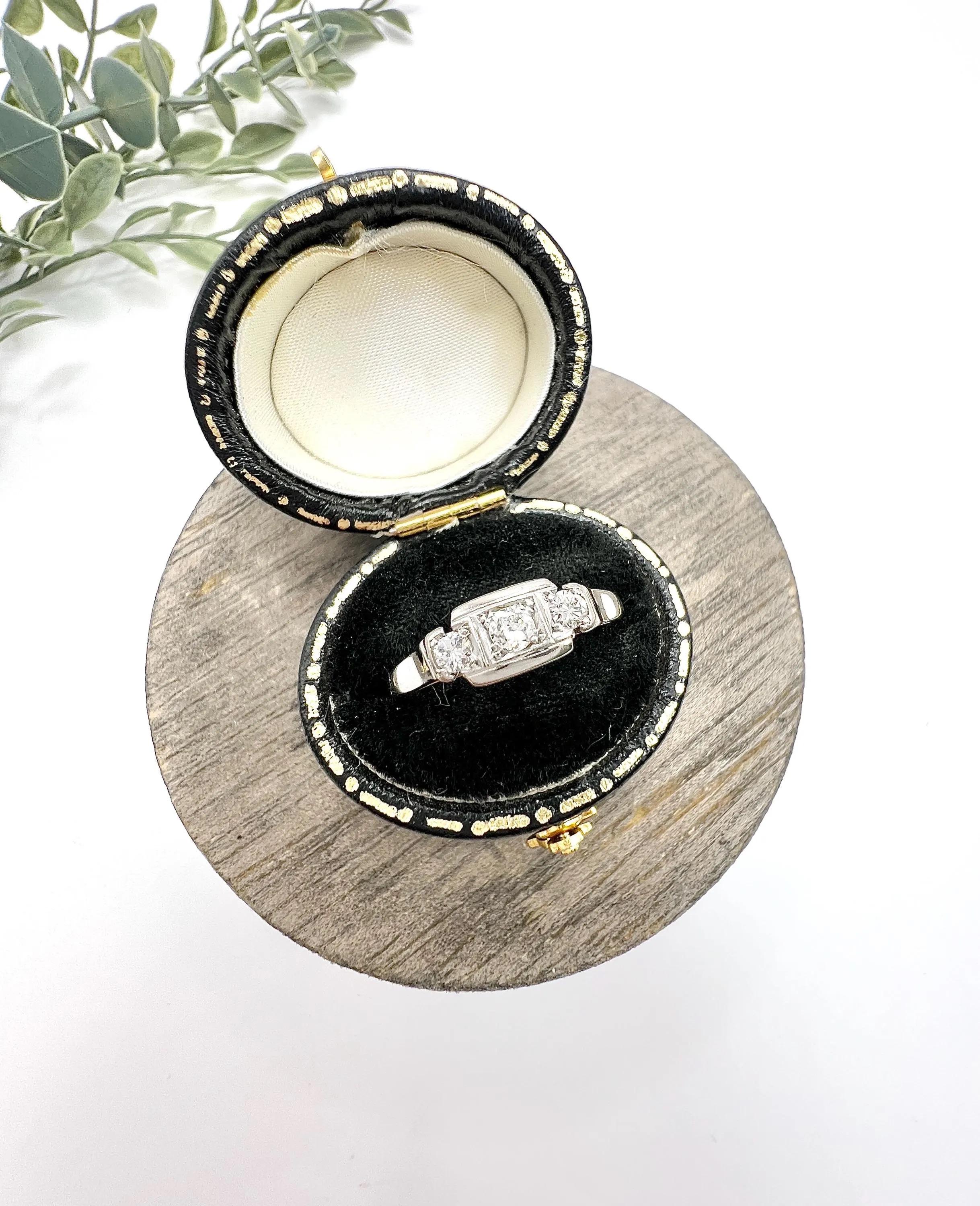 Antico anello a tre pietre in oro 18ct e platino, stile Art Deco anni '20 in vendita 2