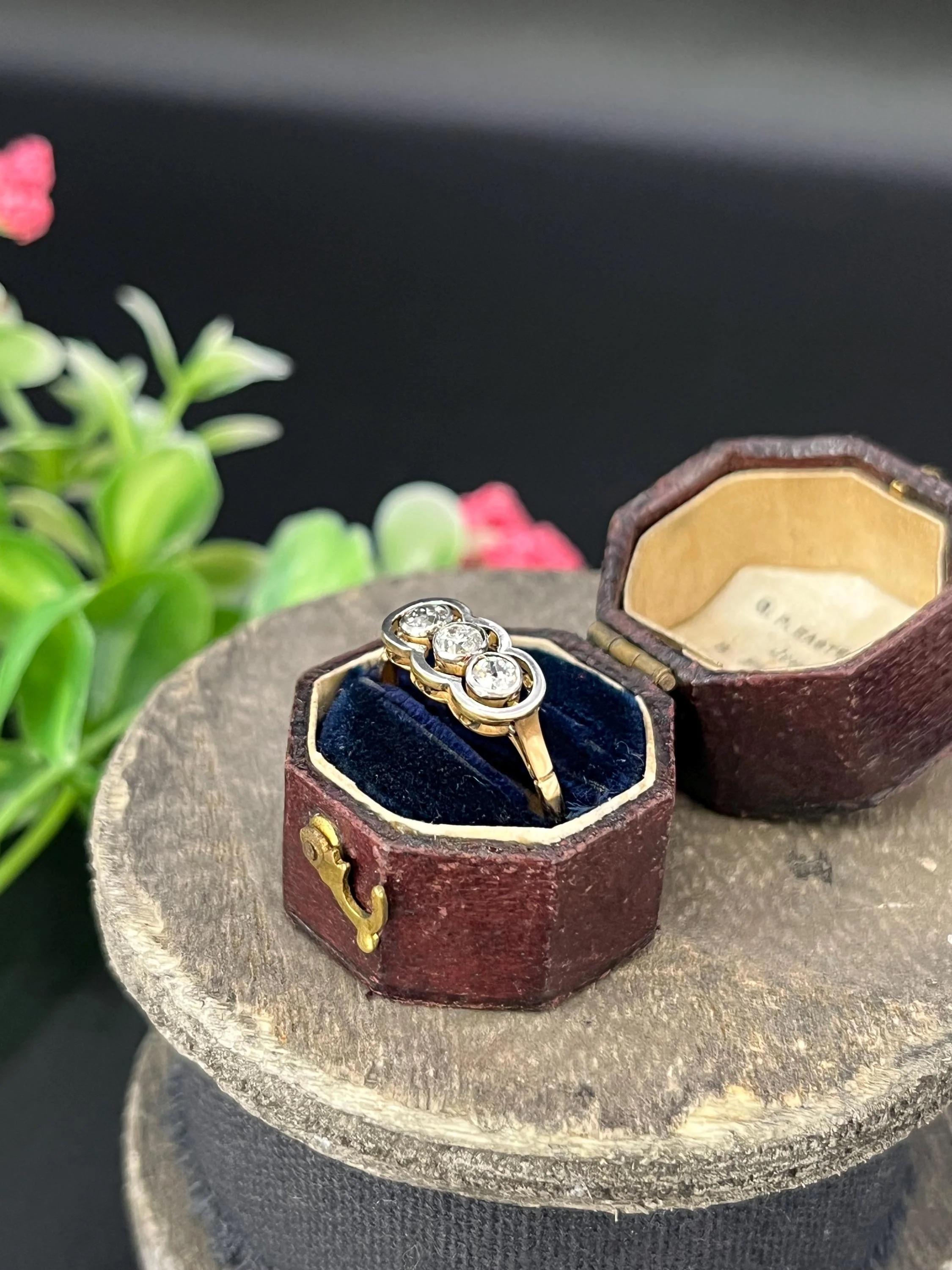 Bague trilogie à trois pierres en or 18ct et platine, Art déco des années 1920, avec diamants en vente 2