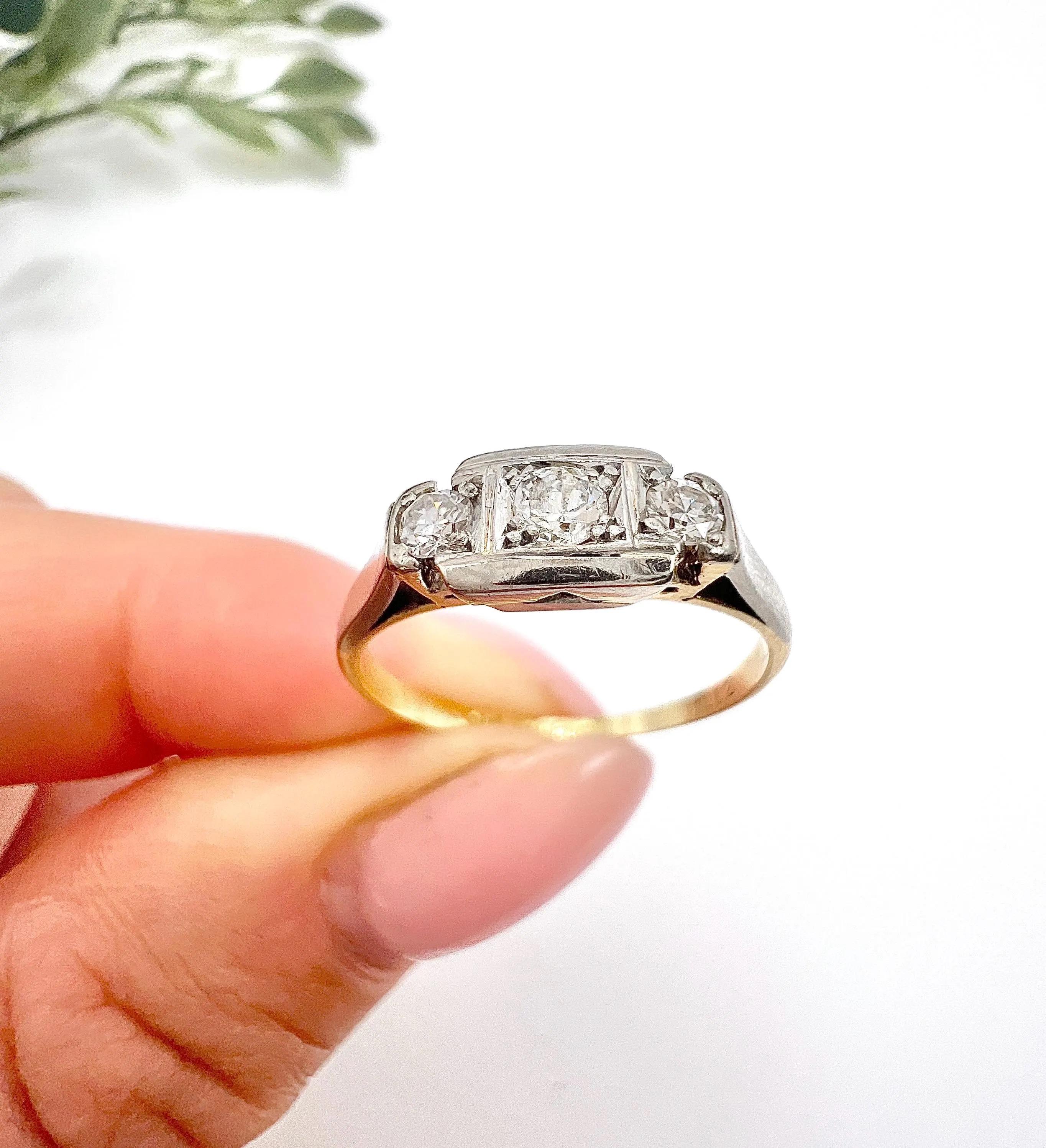 Antico anello a tre pietre in oro 18ct e platino, stile Art Deco anni '20 in vendita 3